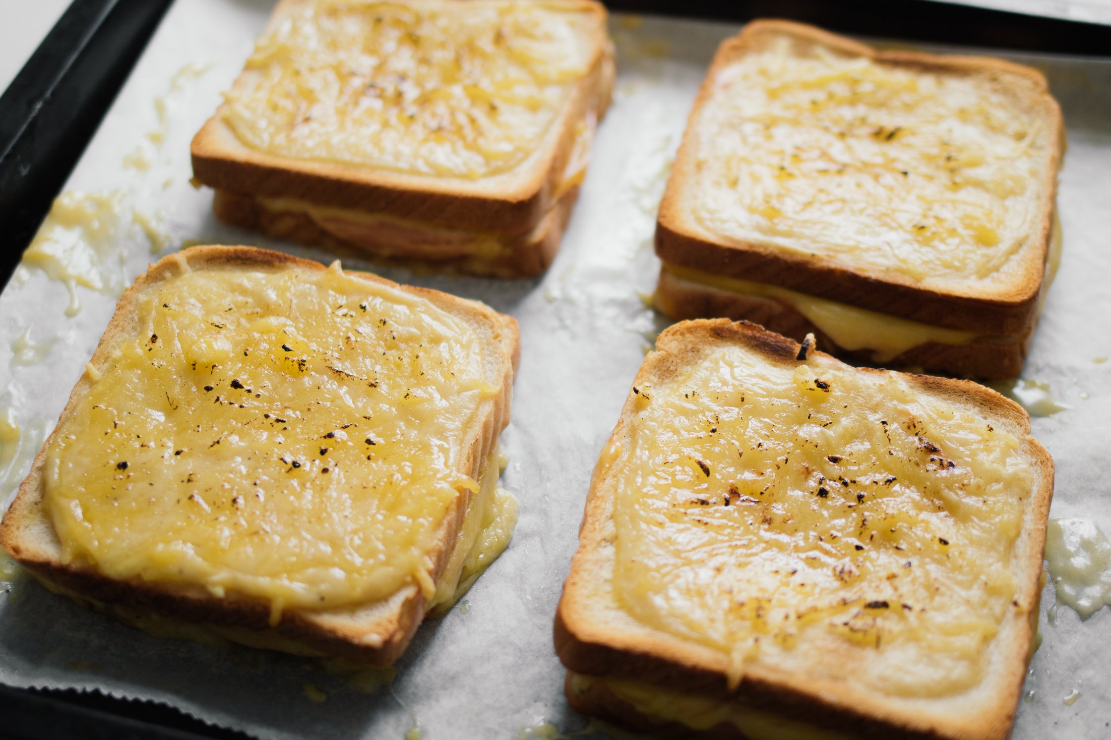 veganes croque monsieur auf dem backblech