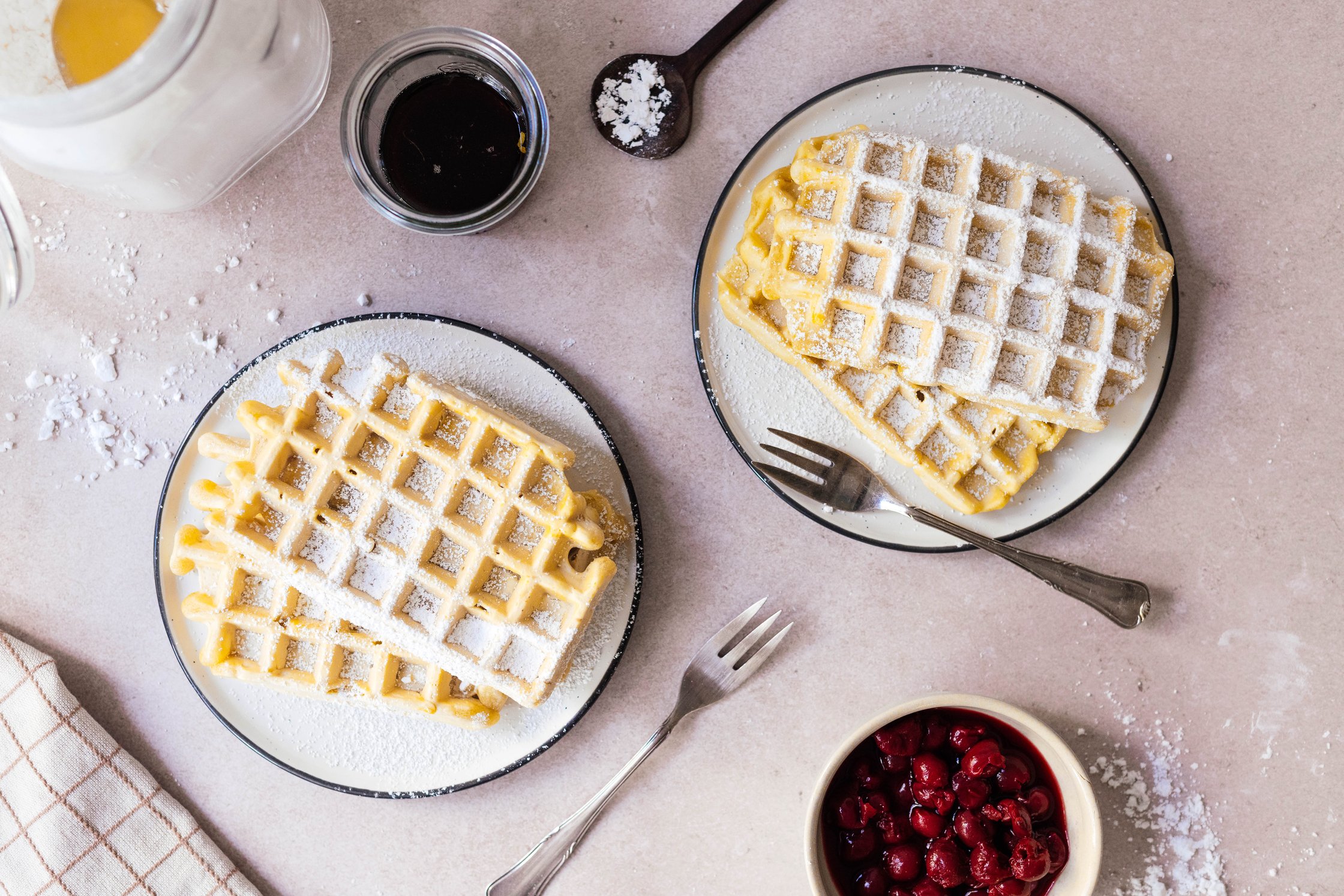 Fertige Waffeln auf zwei Tellern.