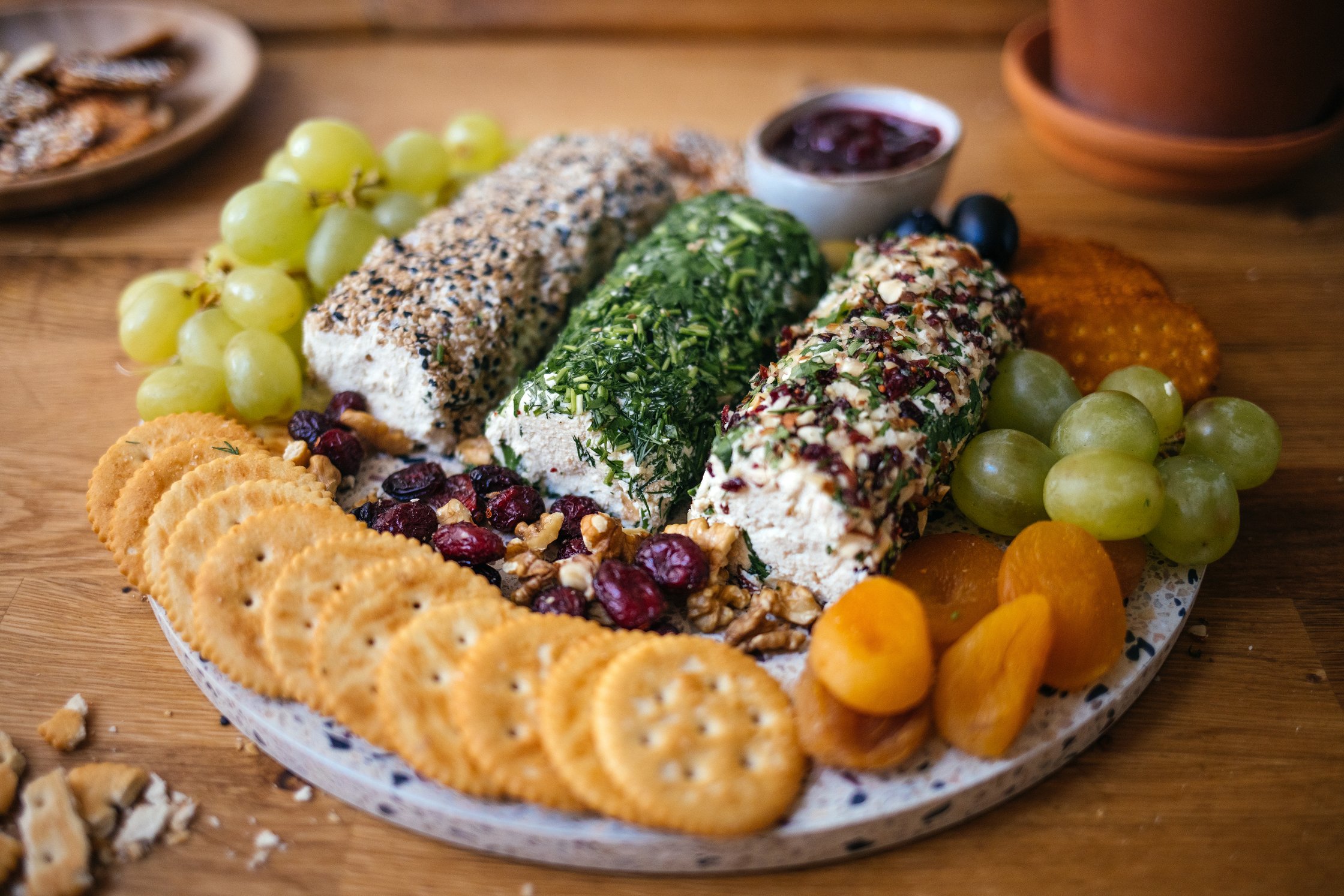 vegane frischkäse rollen mit unterschiedlichen toppings