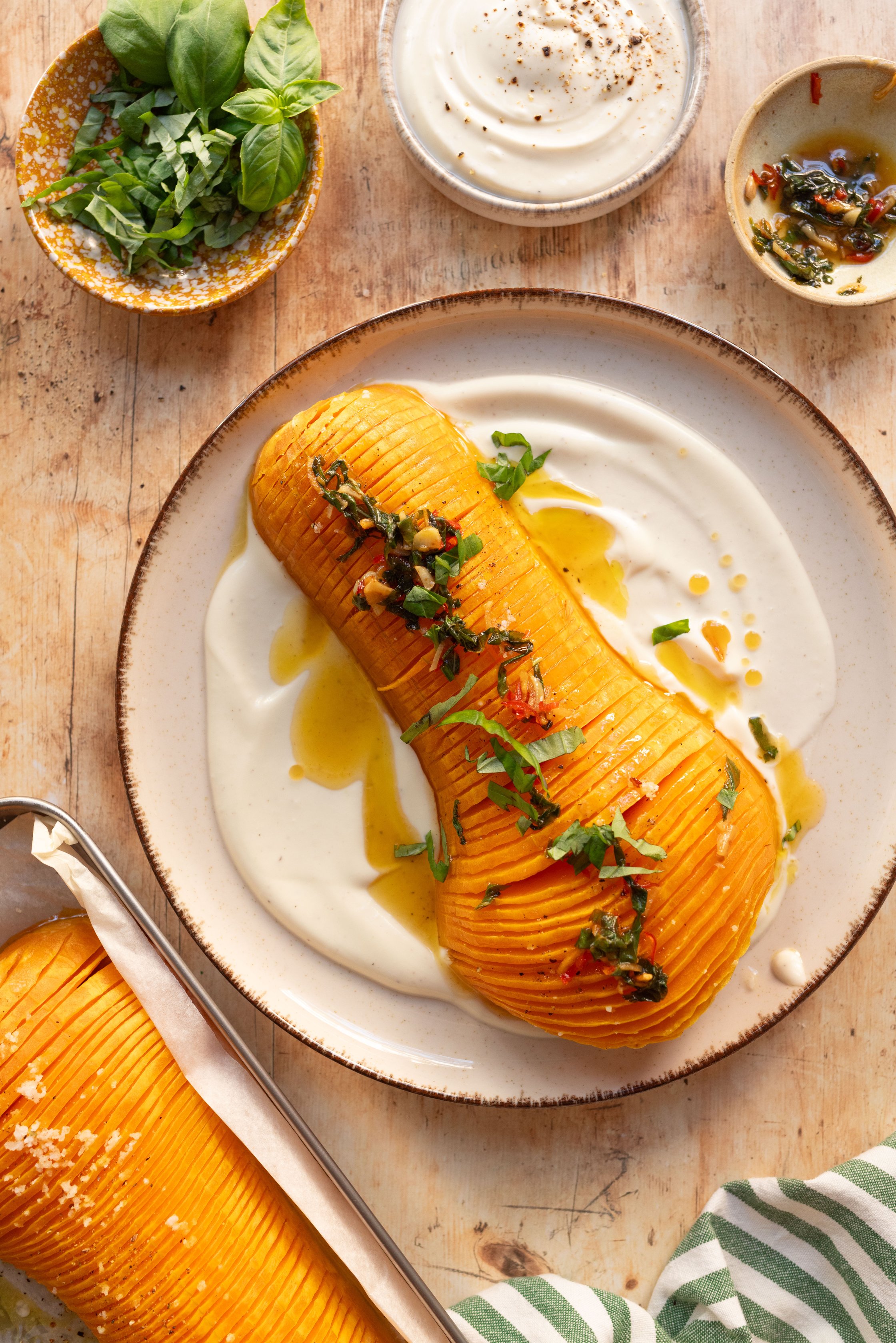 Kürbis angerichtet auf Feta-Dip und Basilikum-Chili-Topping