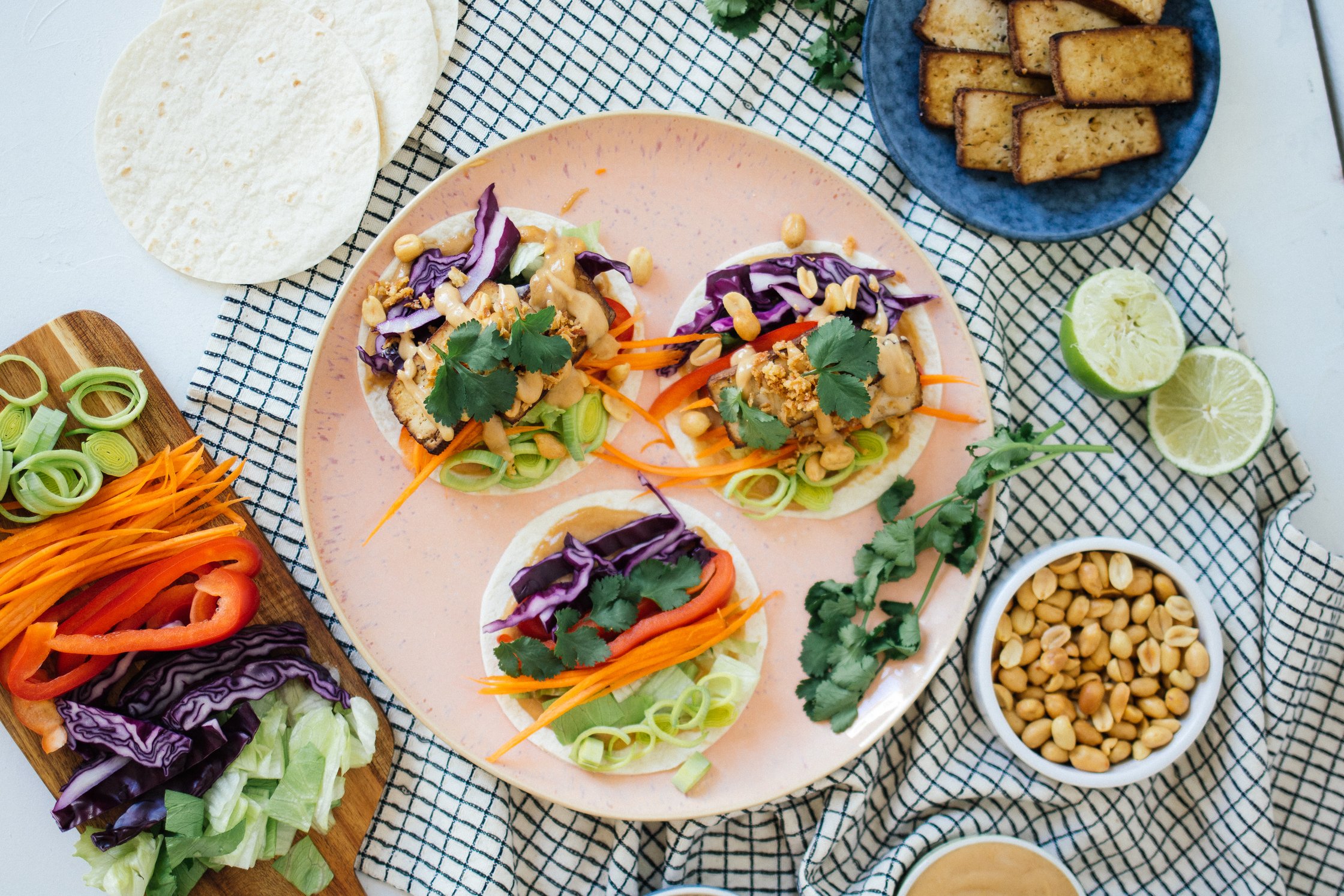 Thai Tacos liegen auf rosanen Teller