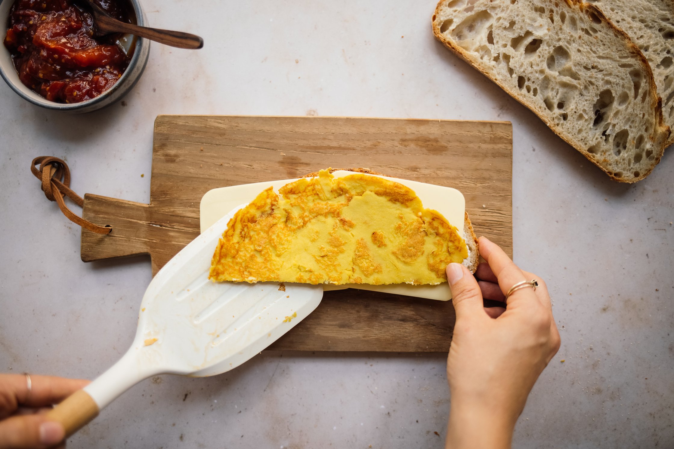 veganes omelett auf veganes sandwich legen