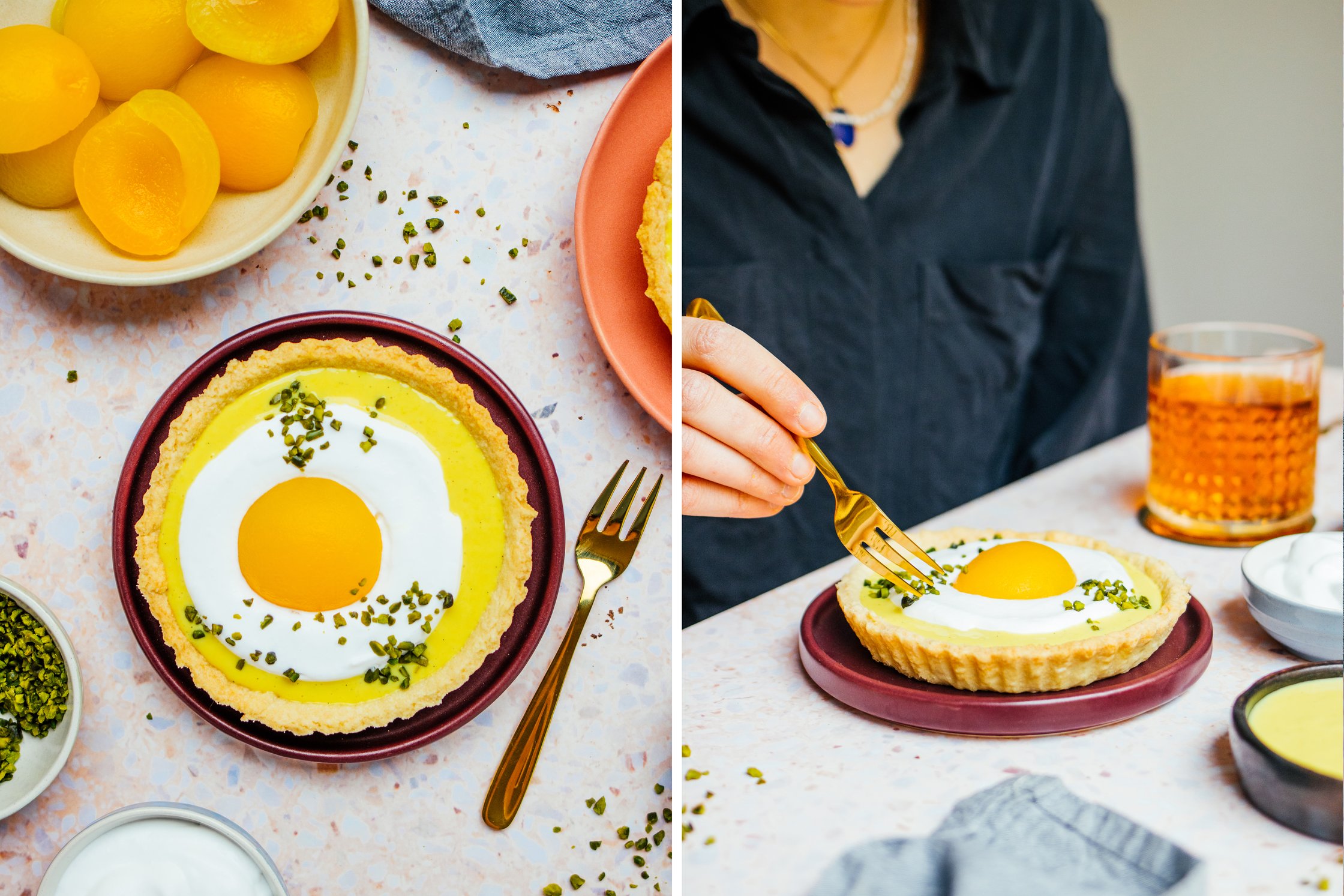 veganes Eierlikör-Tartelette, Aprikosen, Pistazien auf Tellern, Person sitzt am gedeckten Tisch und isst veganes Törtchen