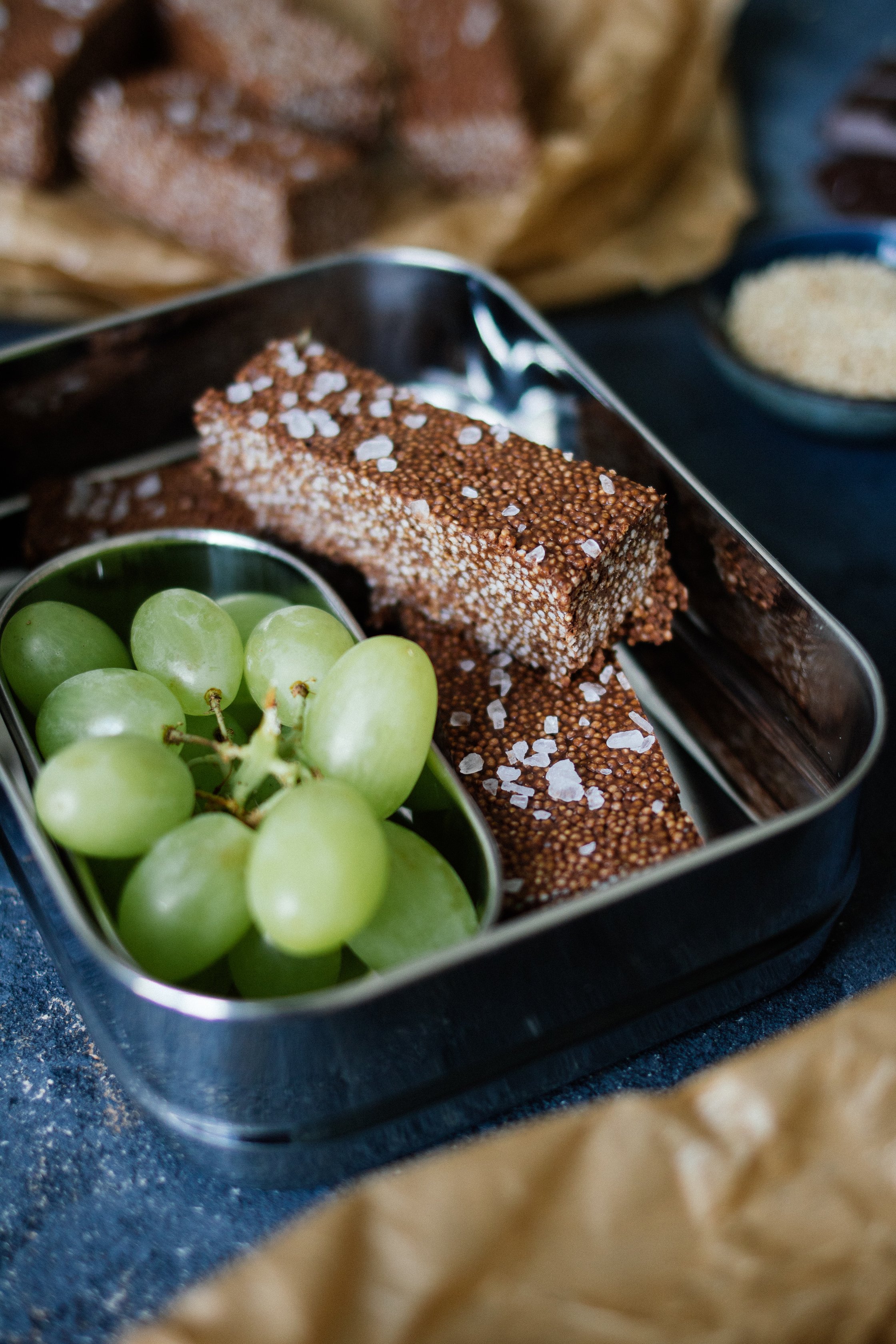 Amaranth-Schokolade-Riegel in einer Meal-Prep-Dose