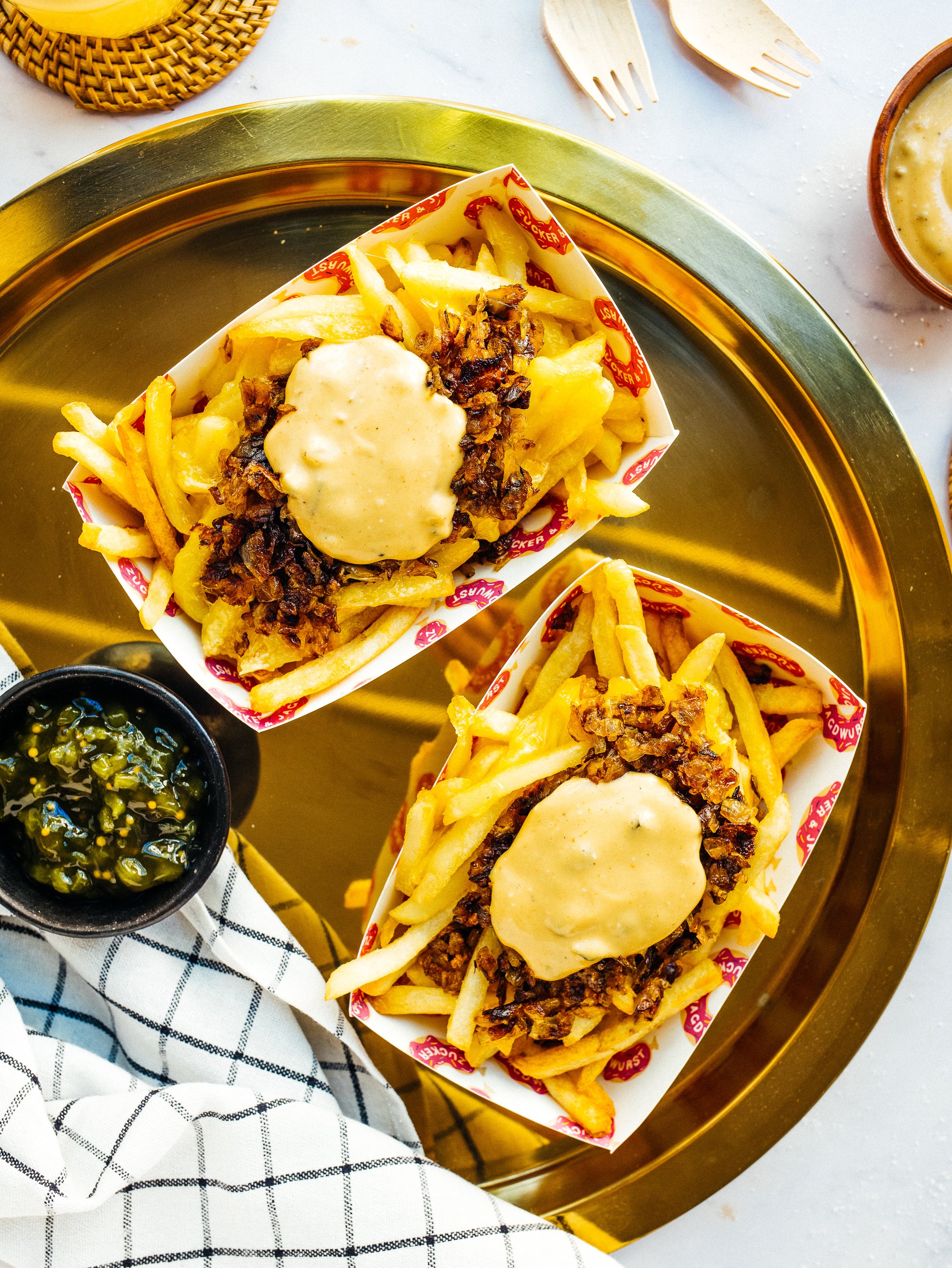 vegane Animal Style Fries auf einem Tablet