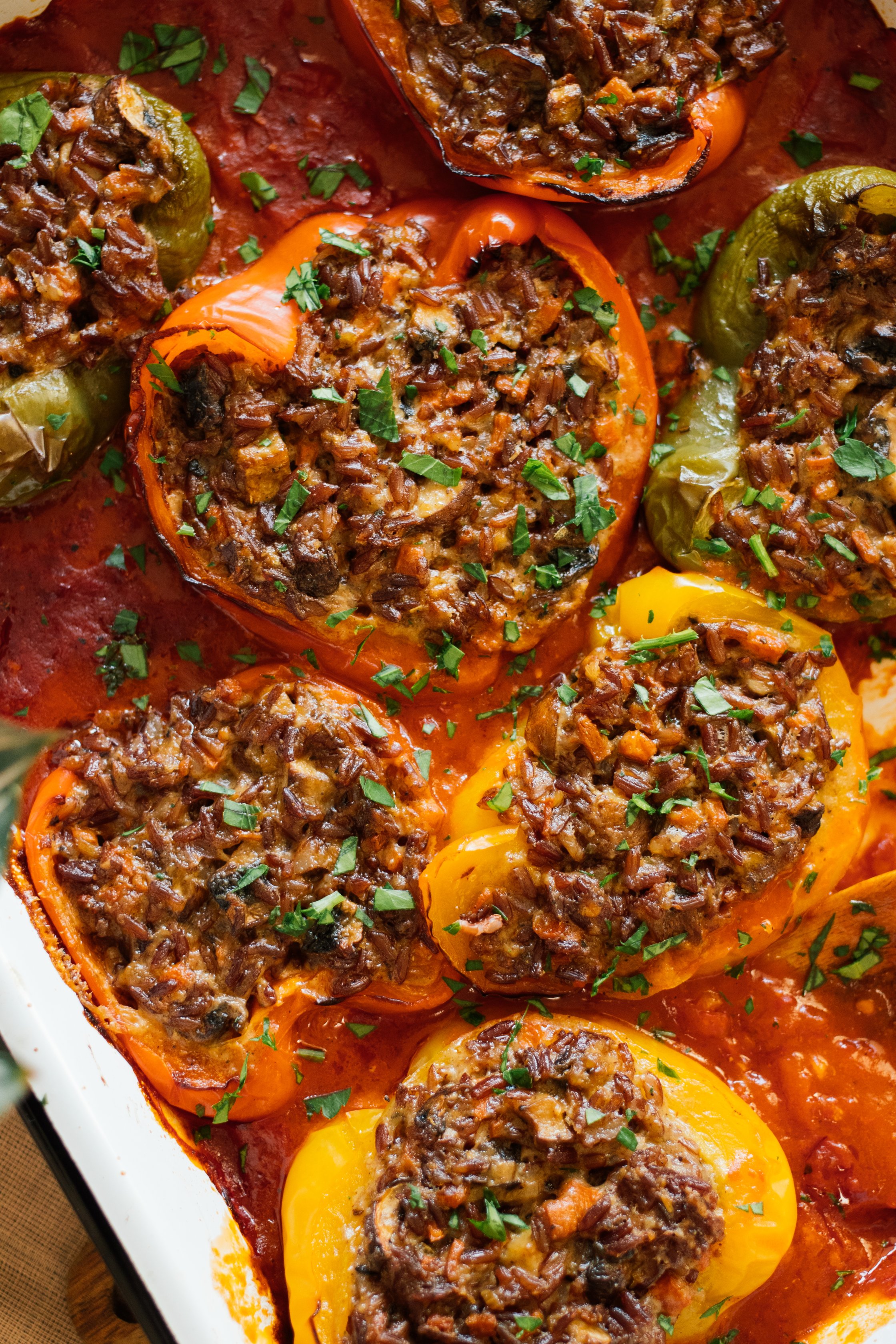 vegane Gefüllte Paprikaschoten mit rotem Reis in backform