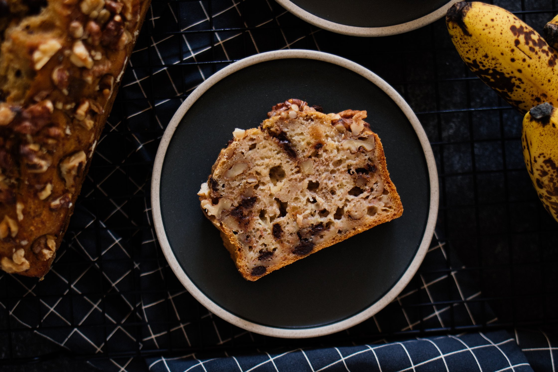 ein Stück veganes Banananenbrot