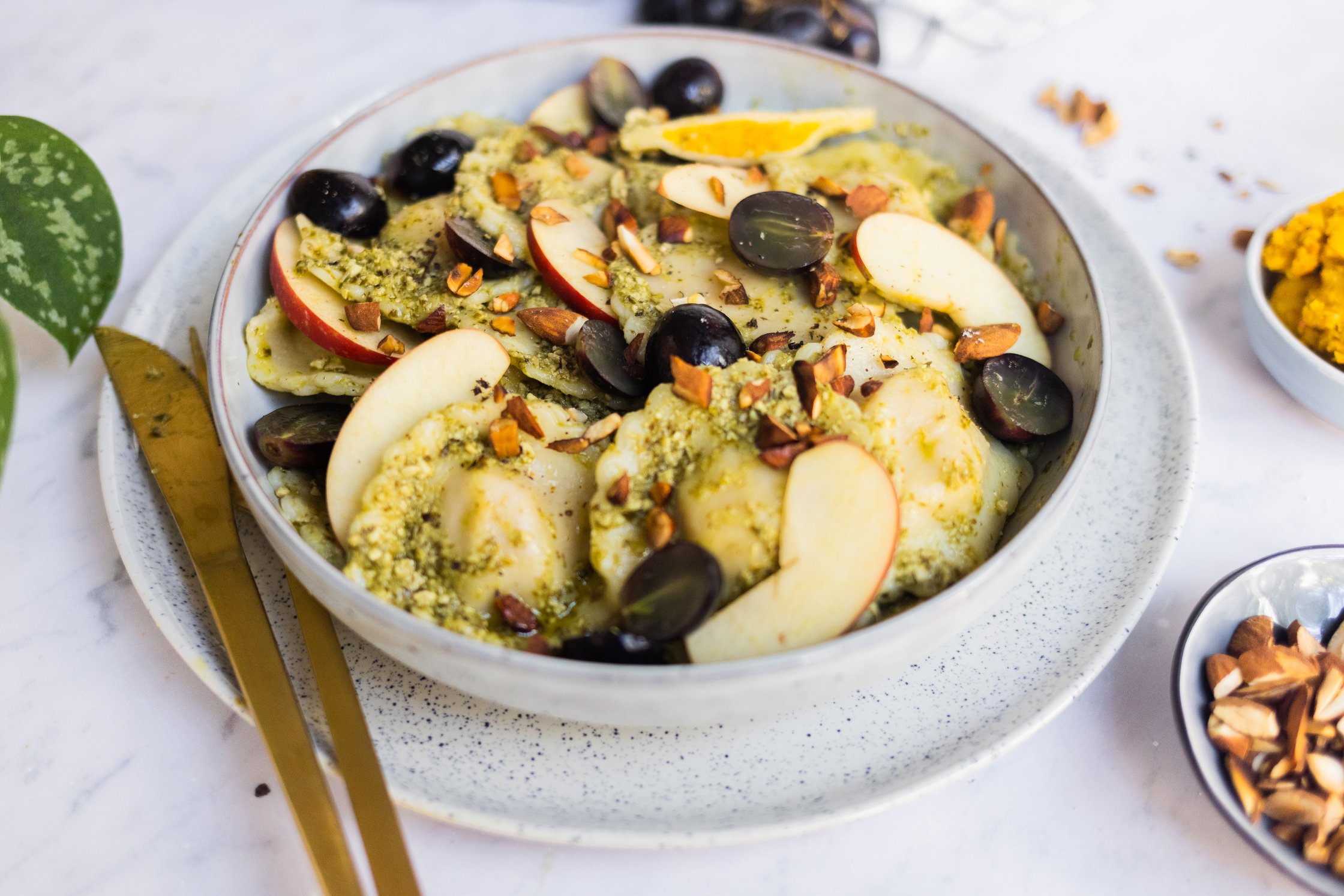 Veganer Ravioli Salat mit Pesto, Trauben, Äpfeln und Mandeln