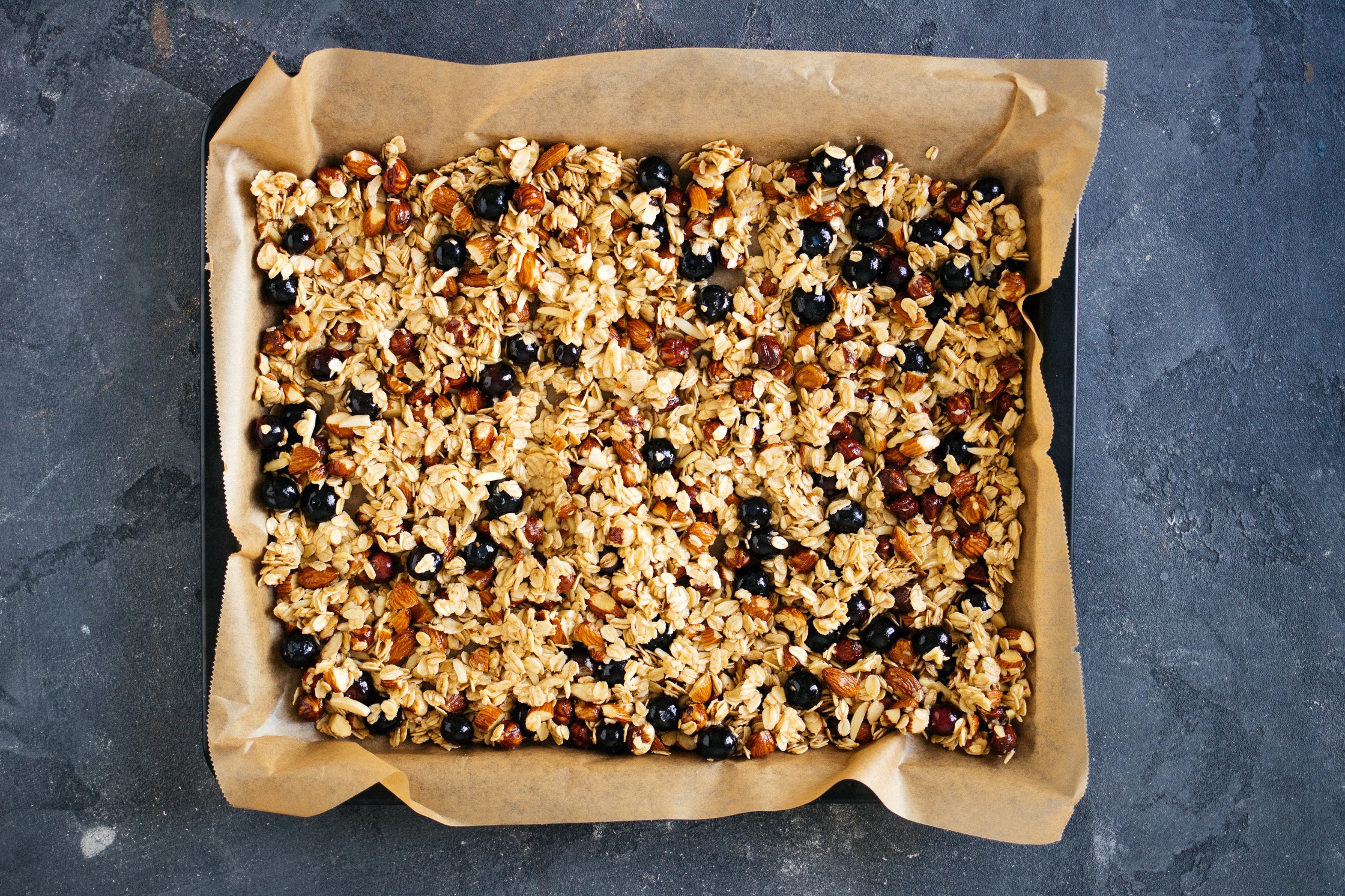 Granola auf dem Backblech vor dem Backen