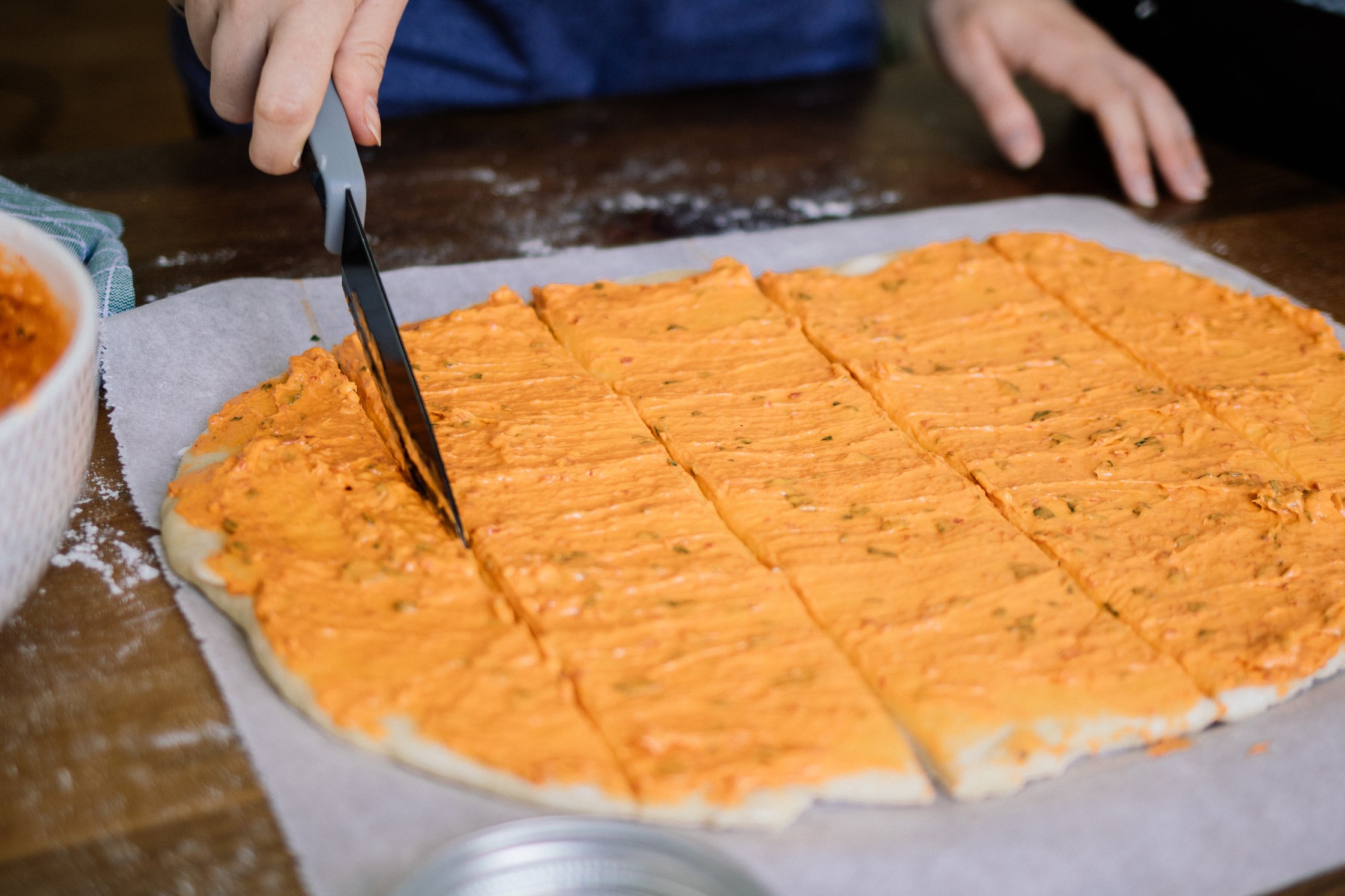 teig für veganes faltenbrot wird zurecht geschnitten