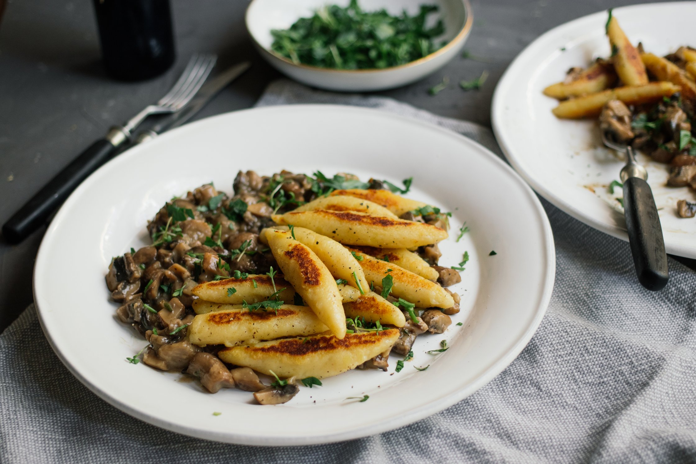 vegane schupfnudel pilz pfanne ist serviert