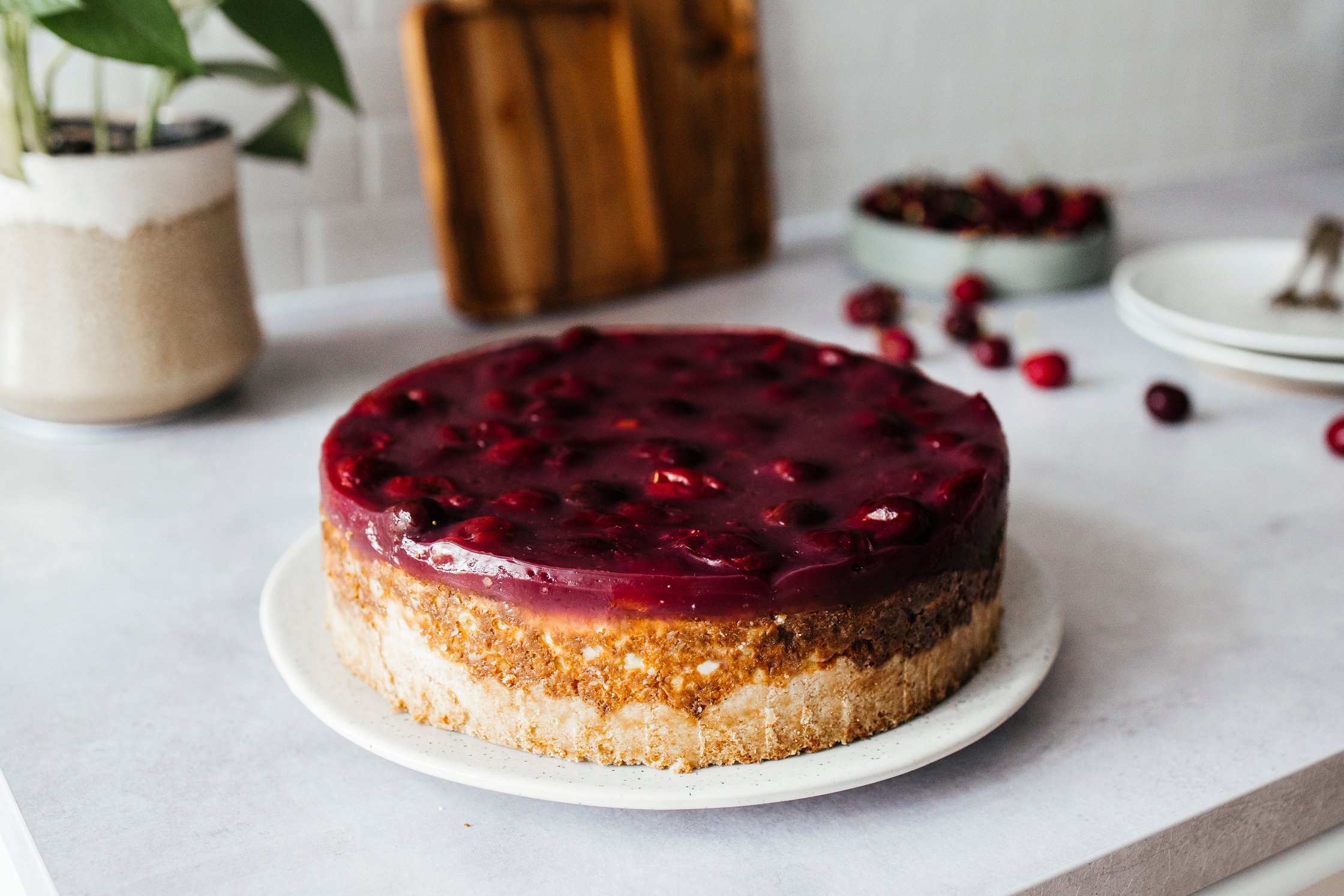 veganer Kirschkäsekuchen auf einer Kuchenplatte