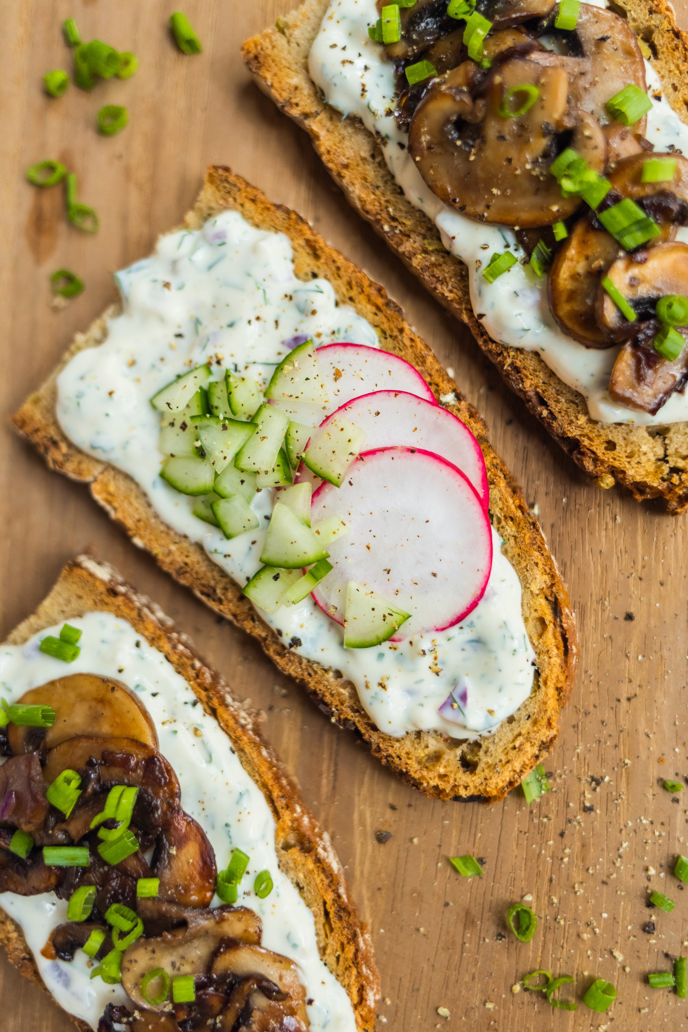 Veganer Kräuterquark auf Brot mit Gurke, Pilzen und Radieschen
