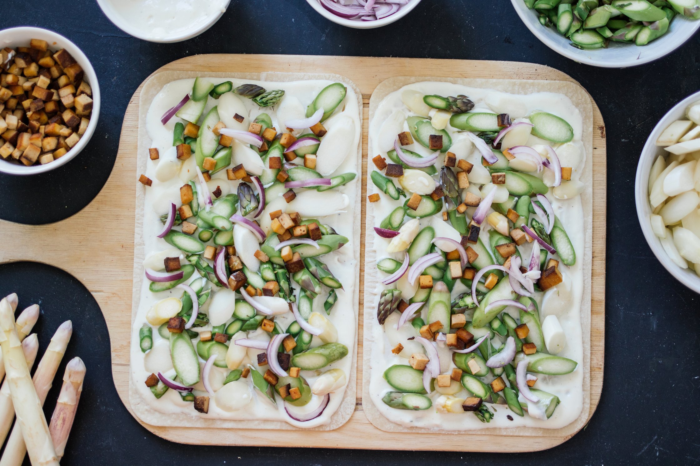 belegter flammkuchen vor dem backen