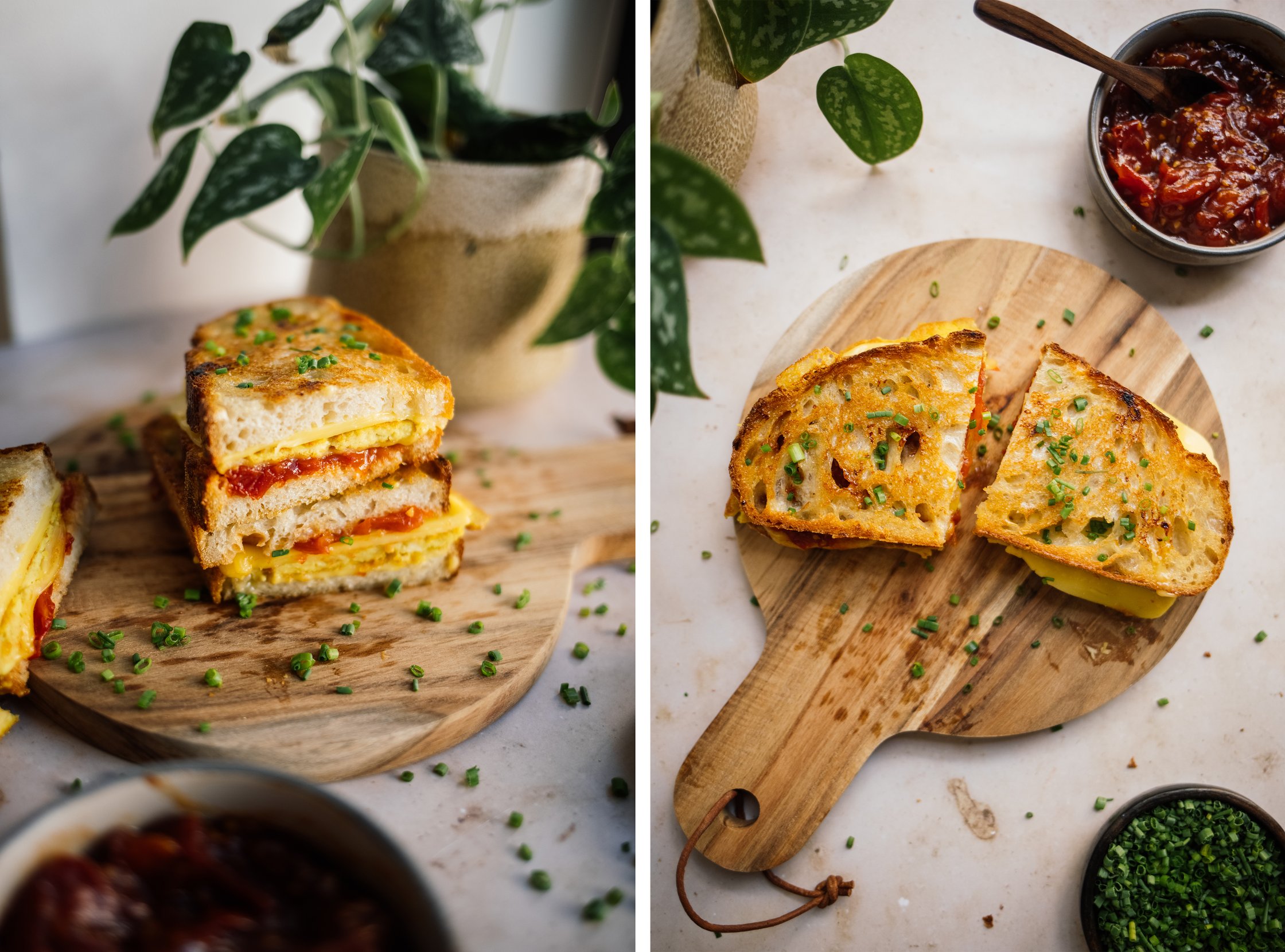 Veganes Frühstücks-Grilled-Cheese mit Tomatenmarmelade auf dem tisch