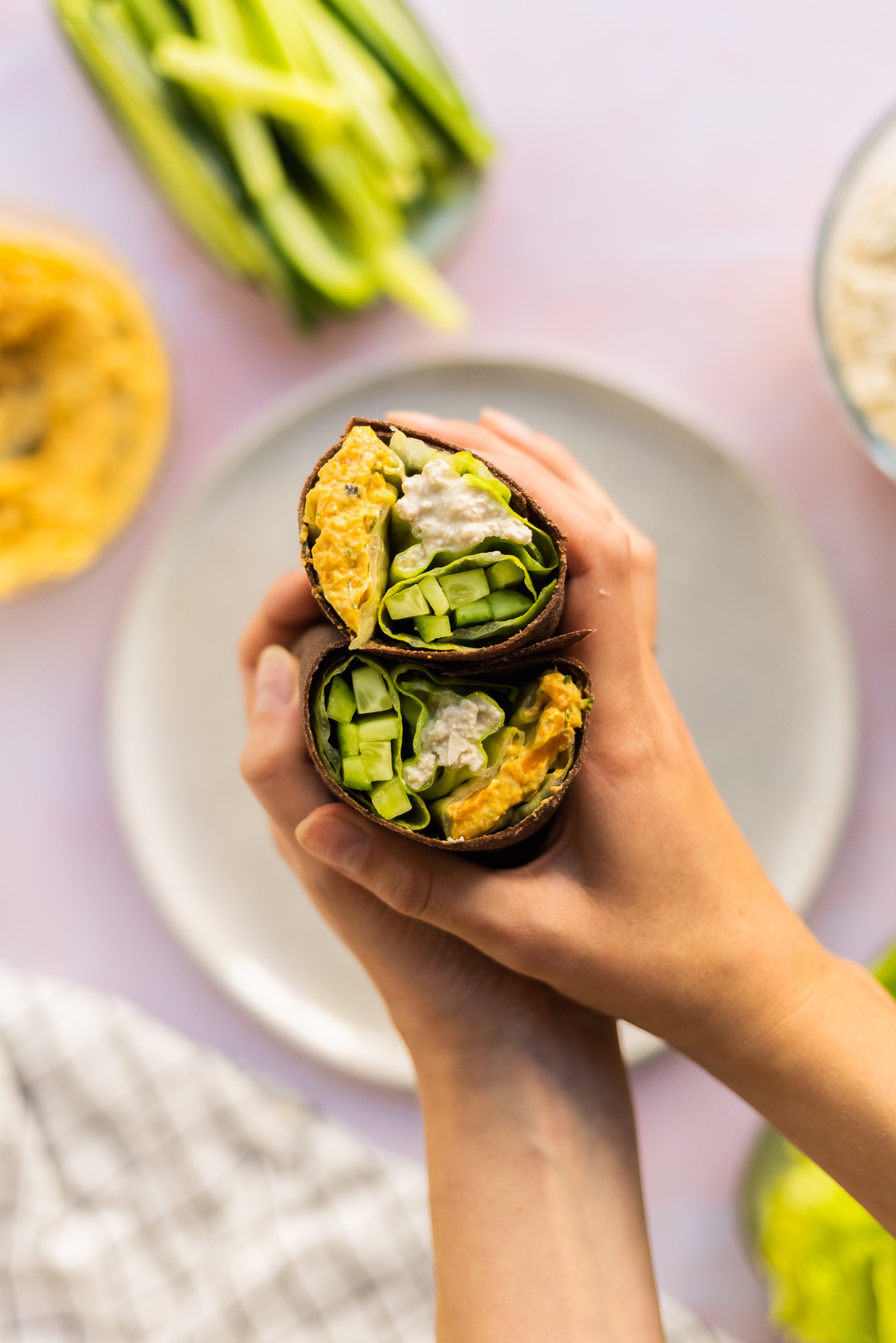 Wraps mit Gurke, Salat, veganer Lachscreme und körnigem Frischkäse gefüllt