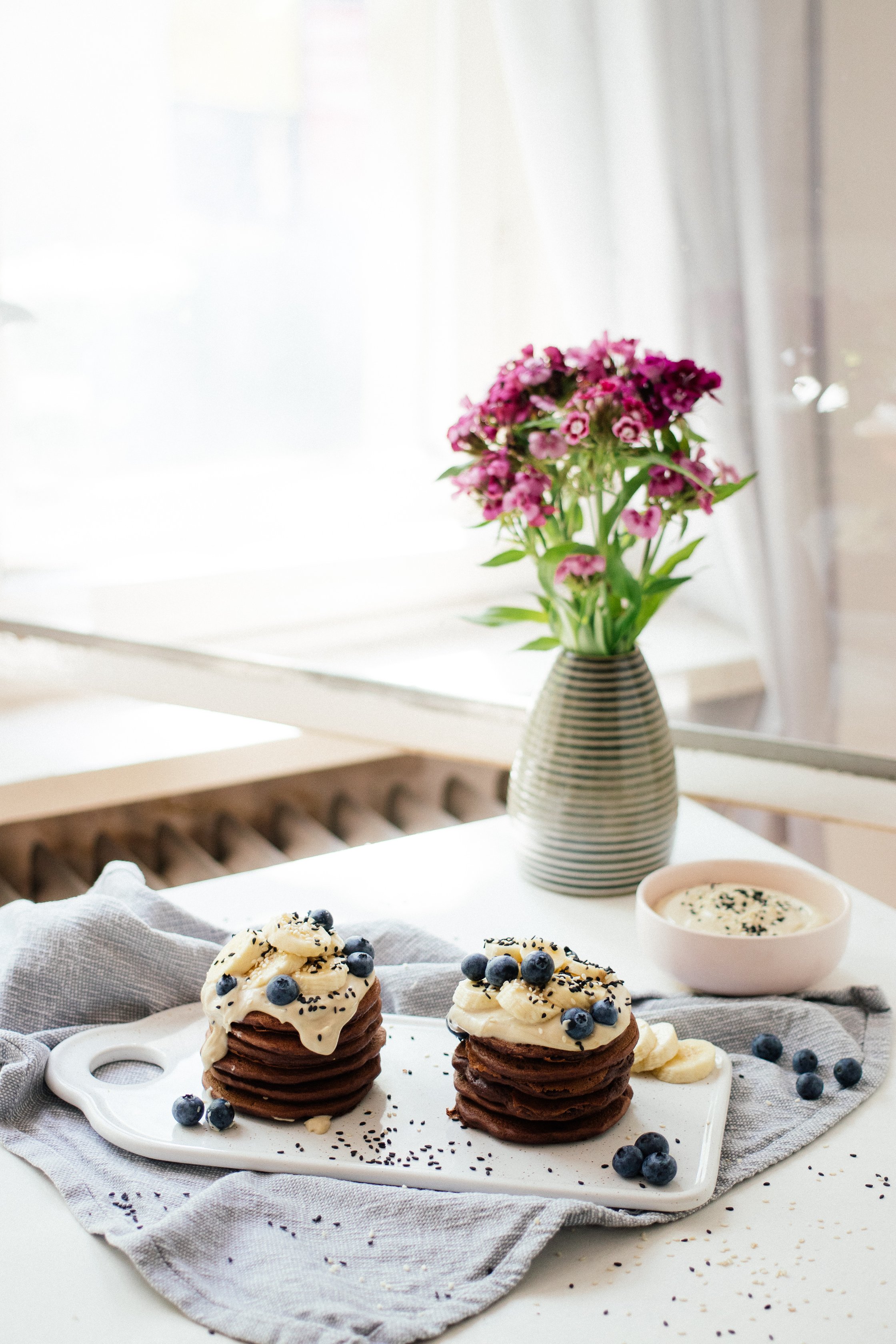 vegane schokoladenpancakes mit frischen blumen