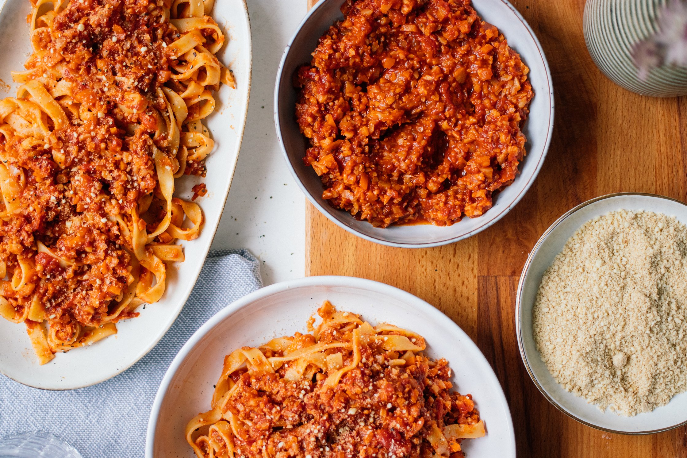 Tagliatelle mit Blumenkohl-Bolognese auf dem tisch