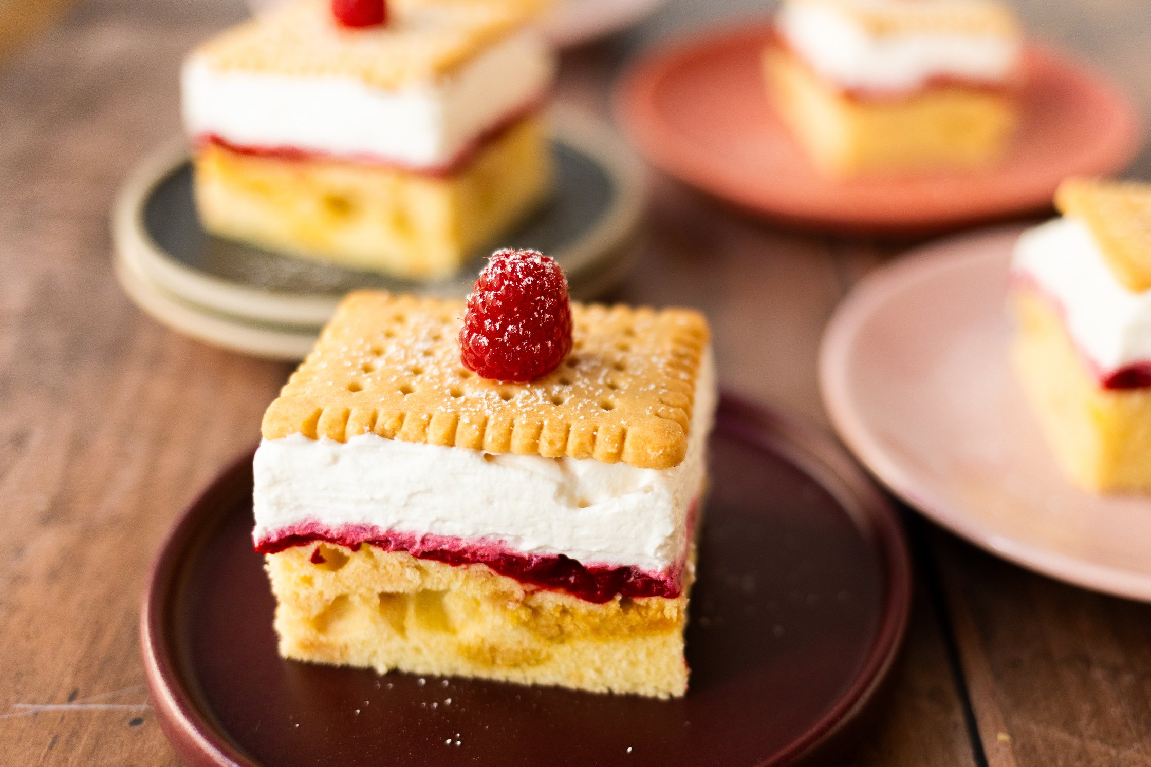 mehrere Stücke Himbeer-Butterkeks-Kuchen