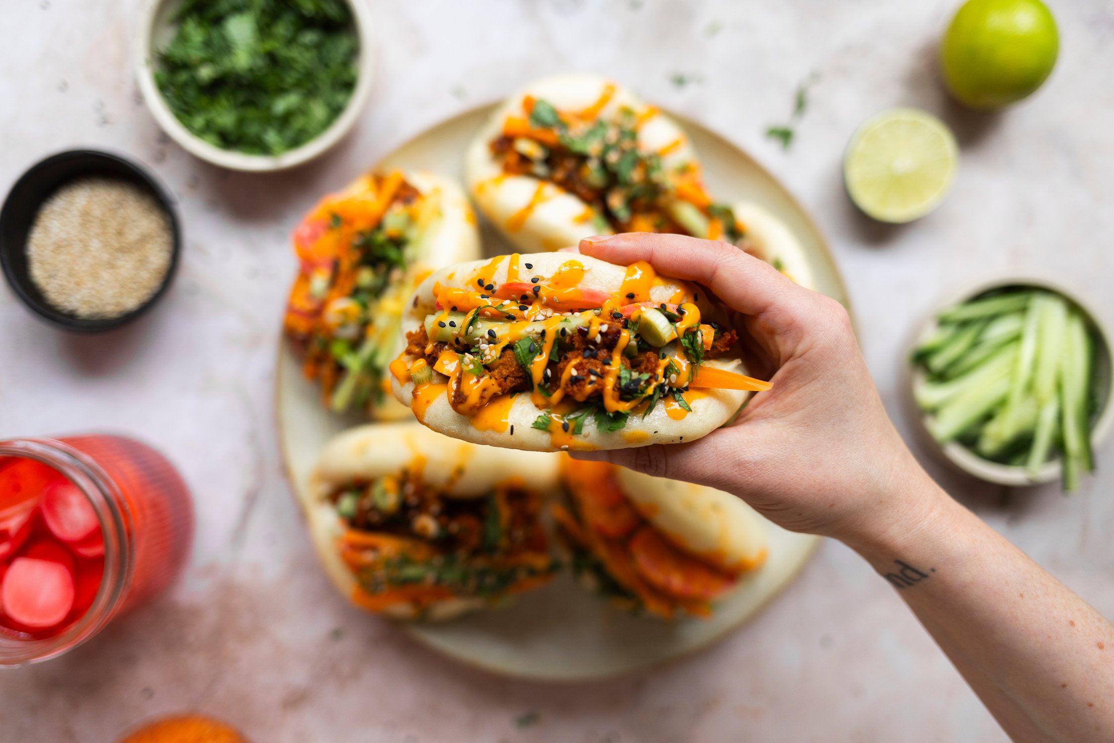 veganes Bao Bun ist gefüllt mit Gemüse und veganem Hack