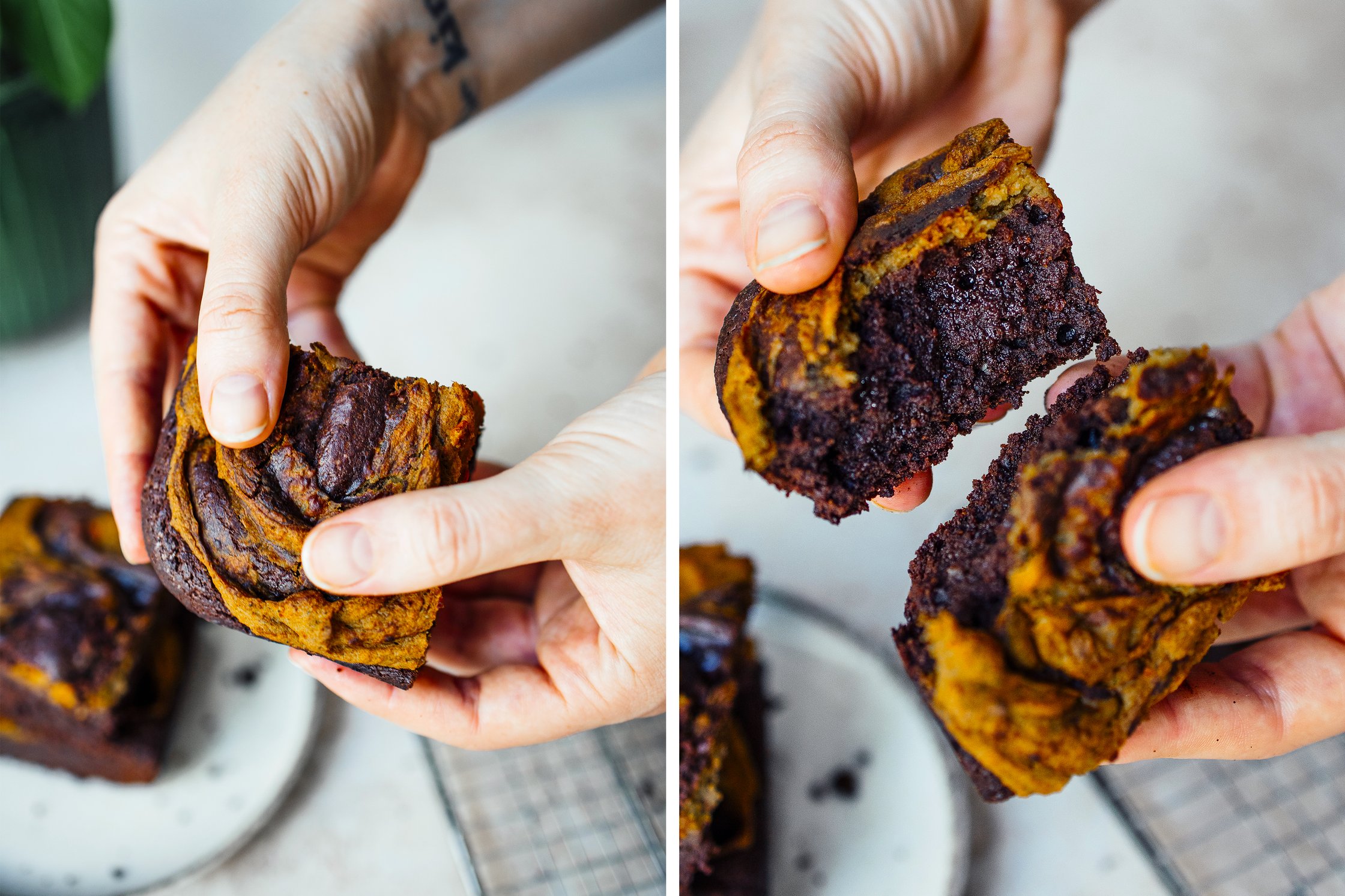 ein Stück veganer Kürbis-Brownie wird gehalten