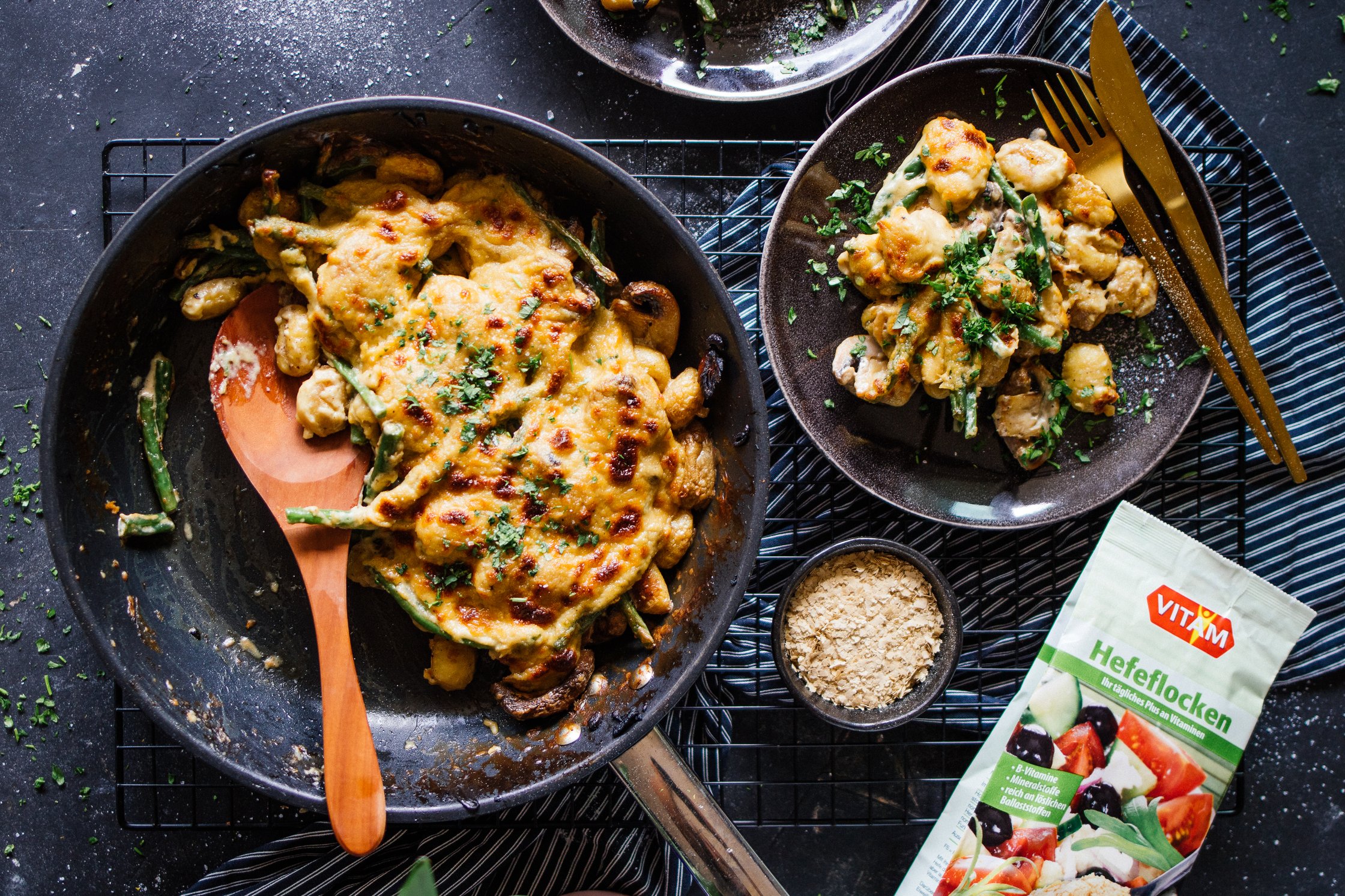 vegane Gnocchi-Pfanne mit Hefeflocken