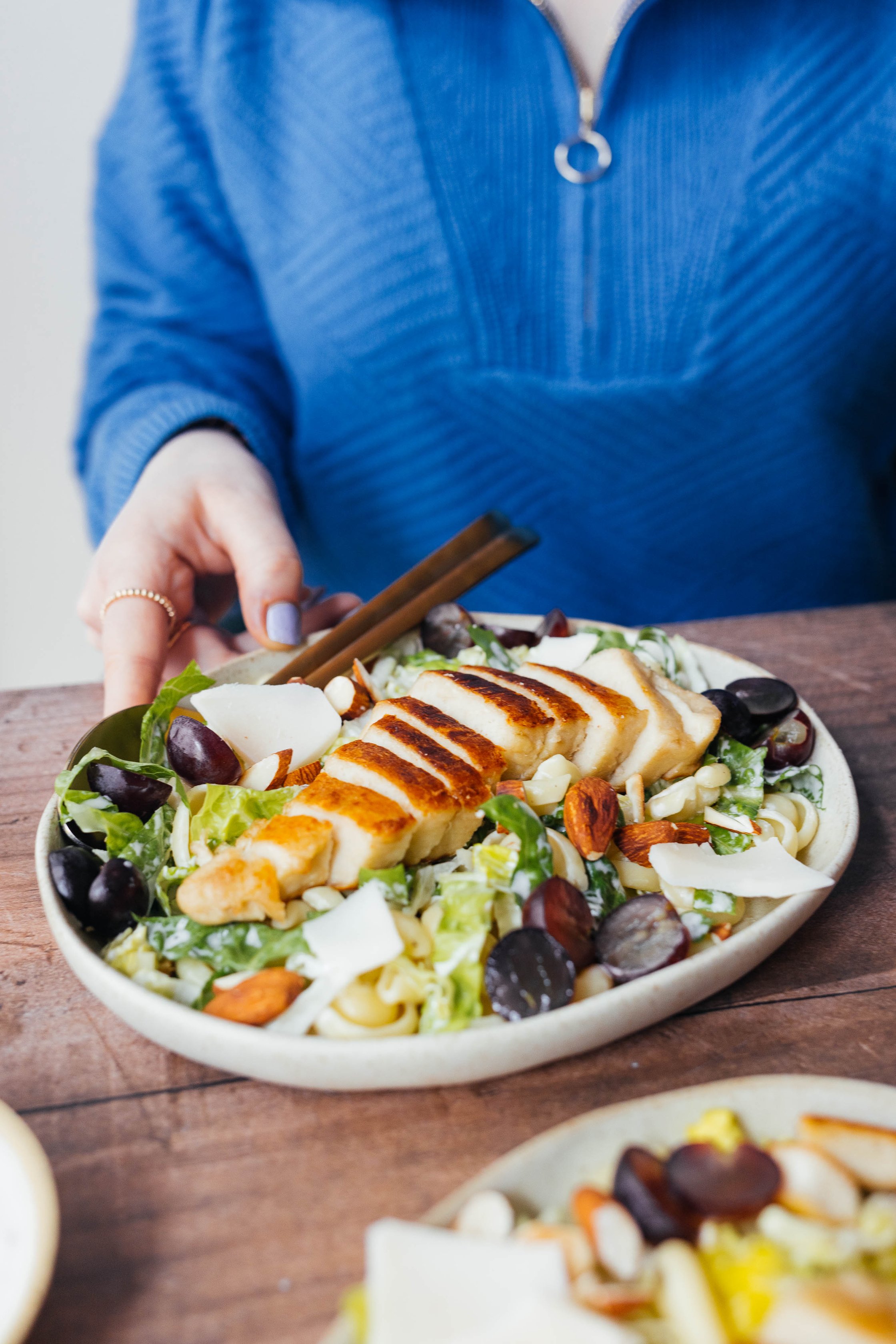vegane Caesar Salad Pasta serviert auf einem Teller