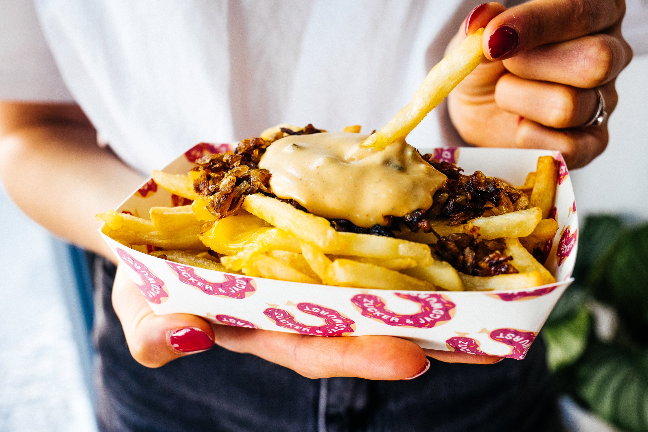 vegane Animal Style Fries in einem Schälchen