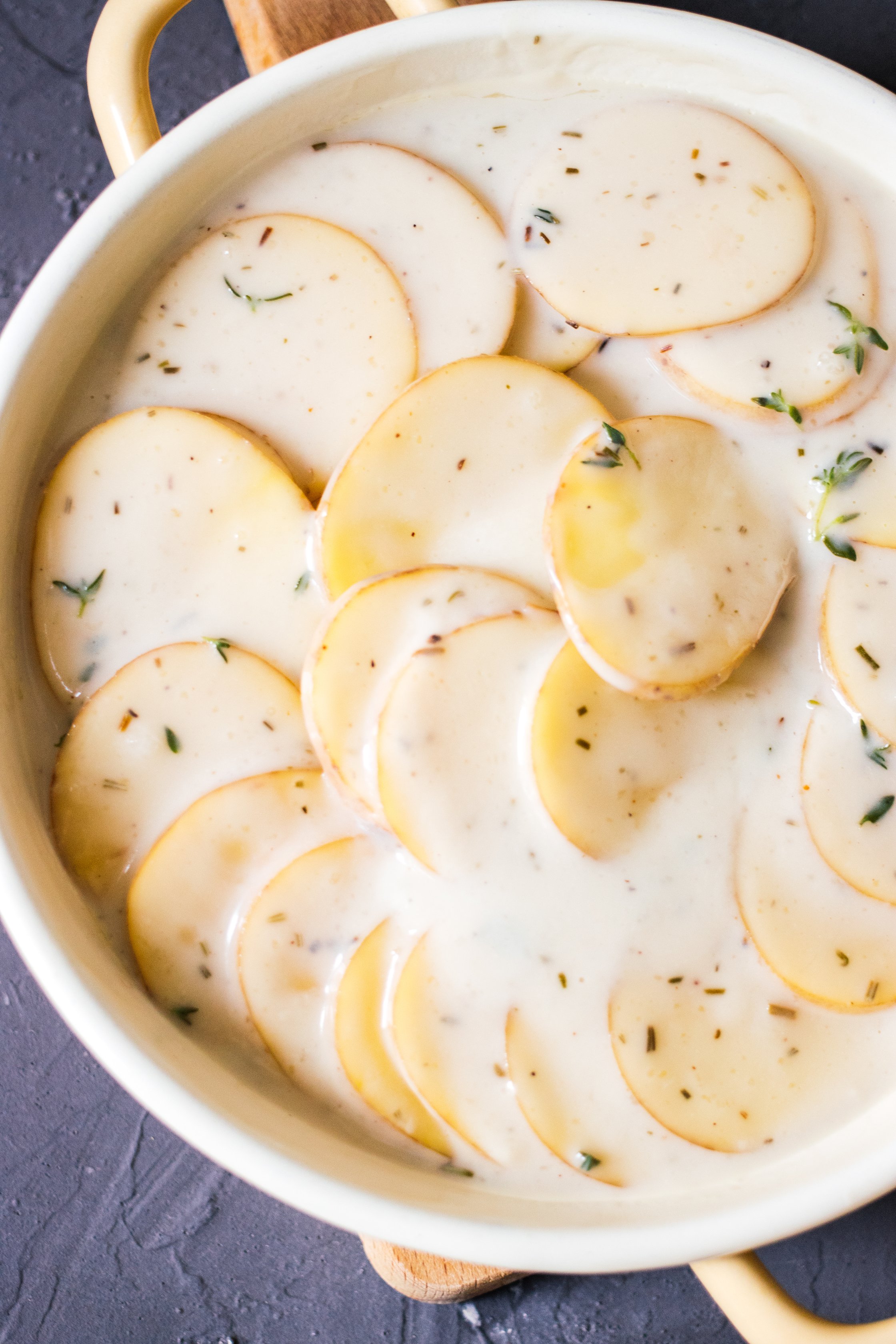veganes kartoffelgratin vor dem backen