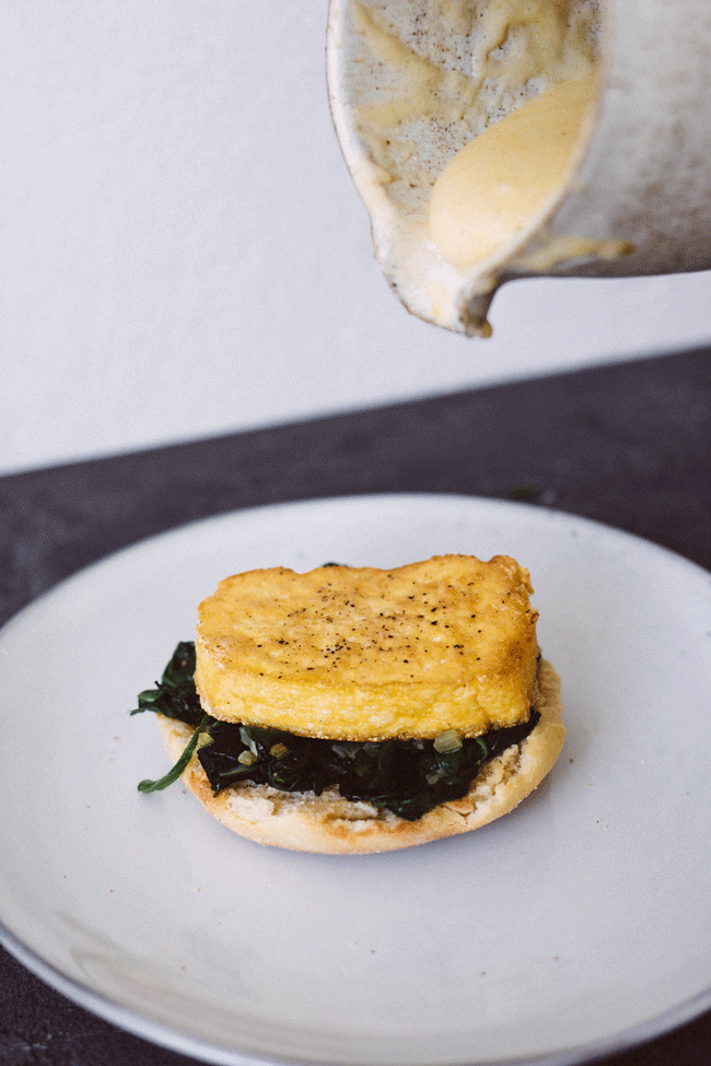sauce hollandaise über eggs florentine