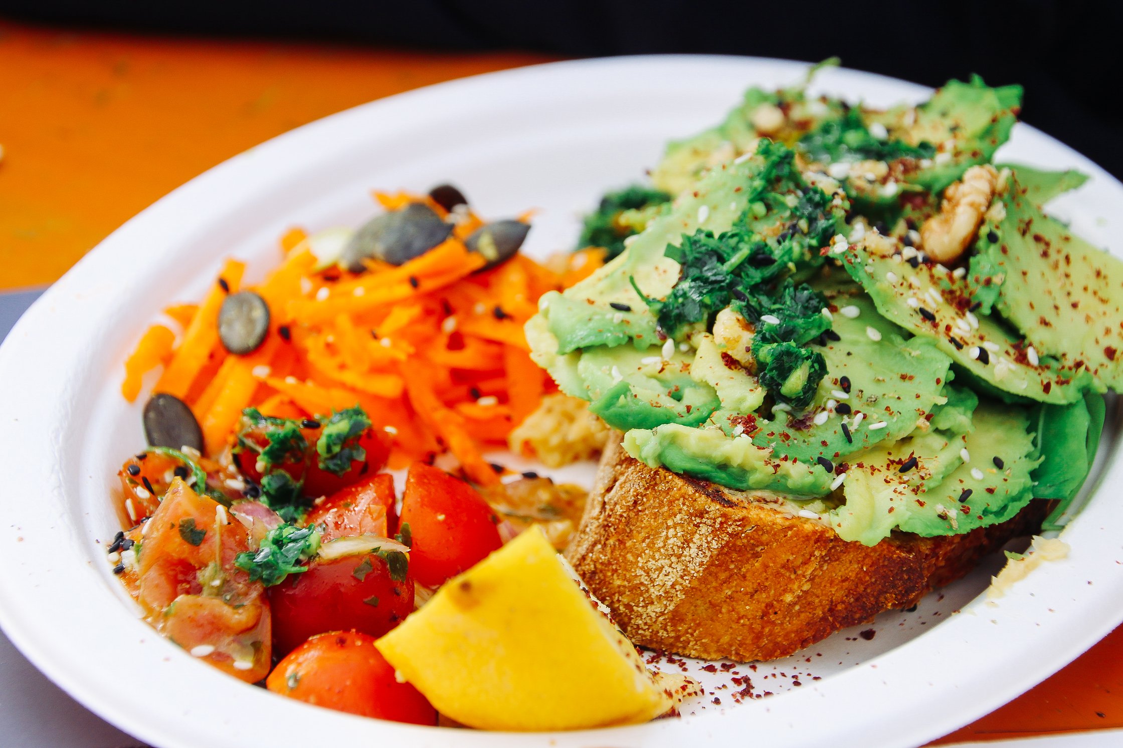 Avocado Sandwich und Karottensalat