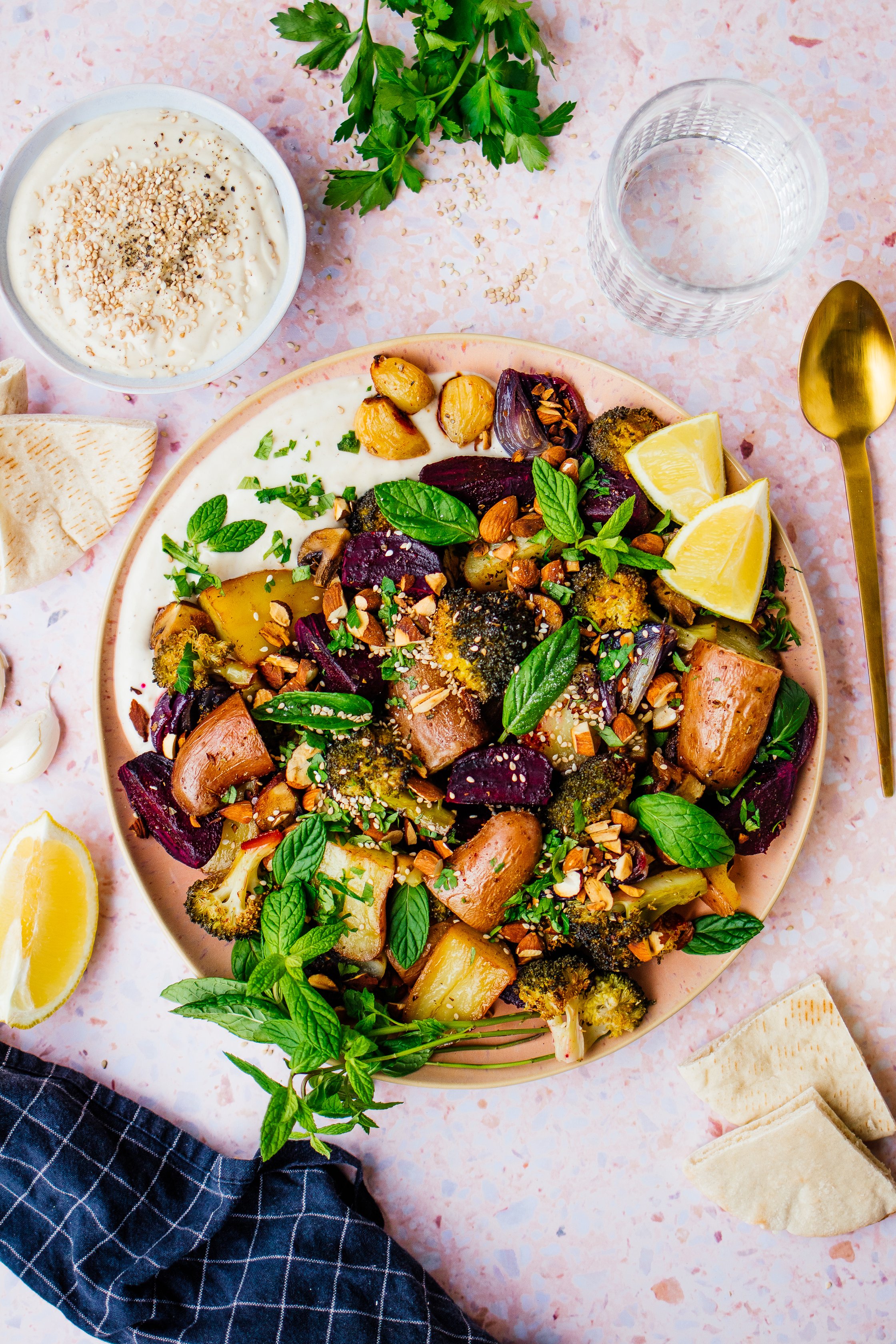 Ofengemüse mit veganem Joghurt-Sesam-Dip