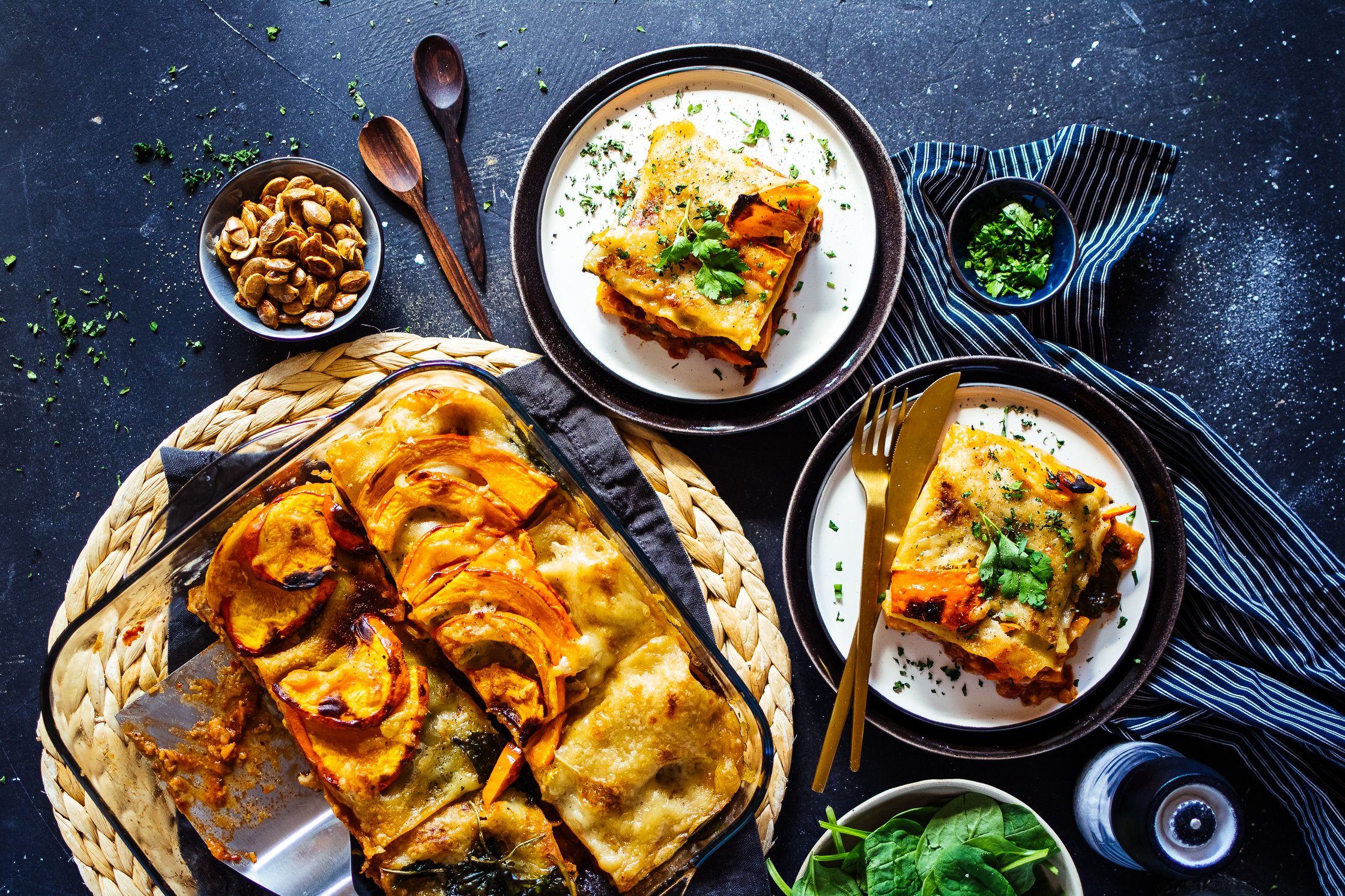 vegne Kürbislasagne auf zwei Tellern