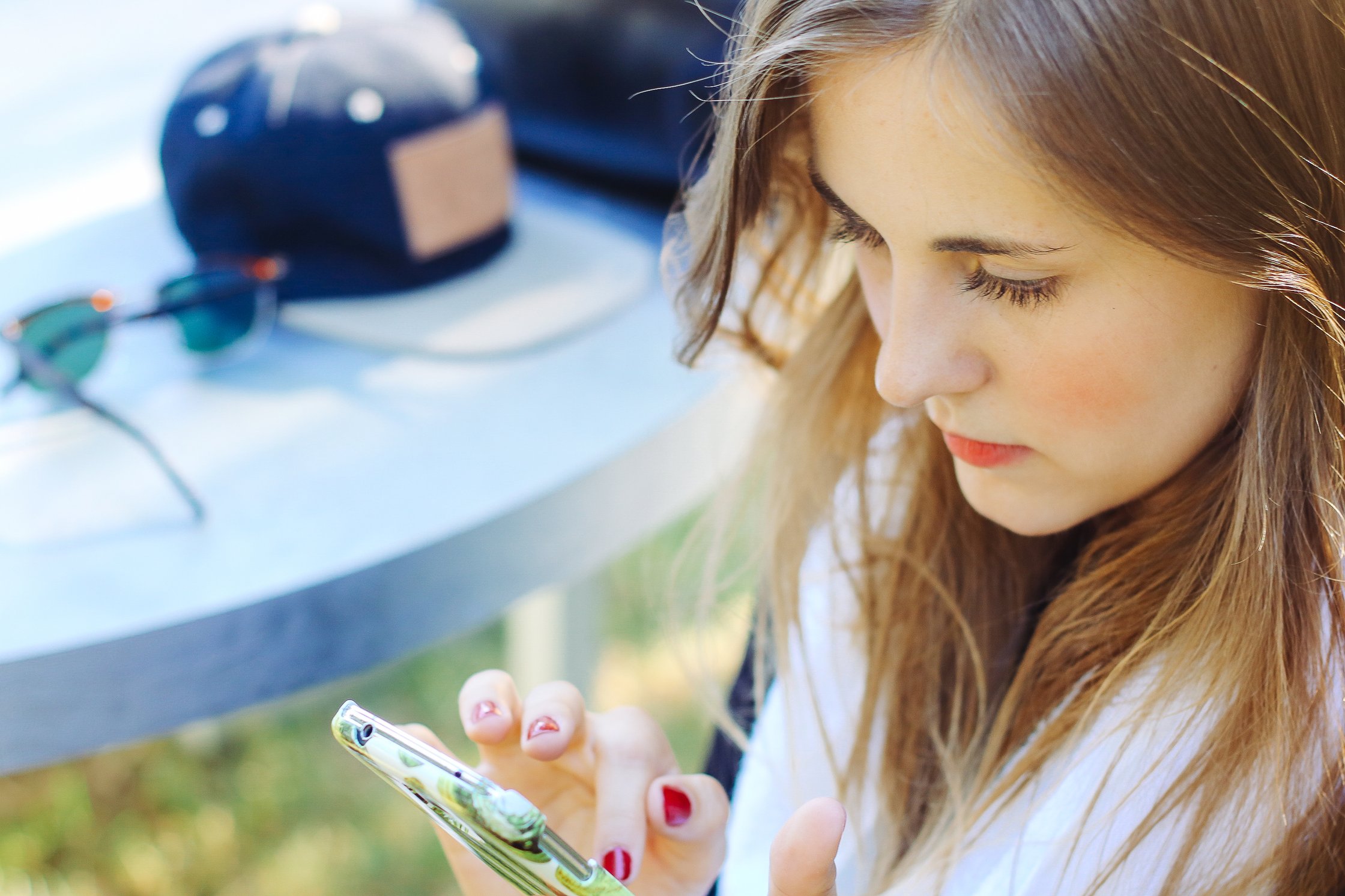 Isa schaut auf ihr Handy