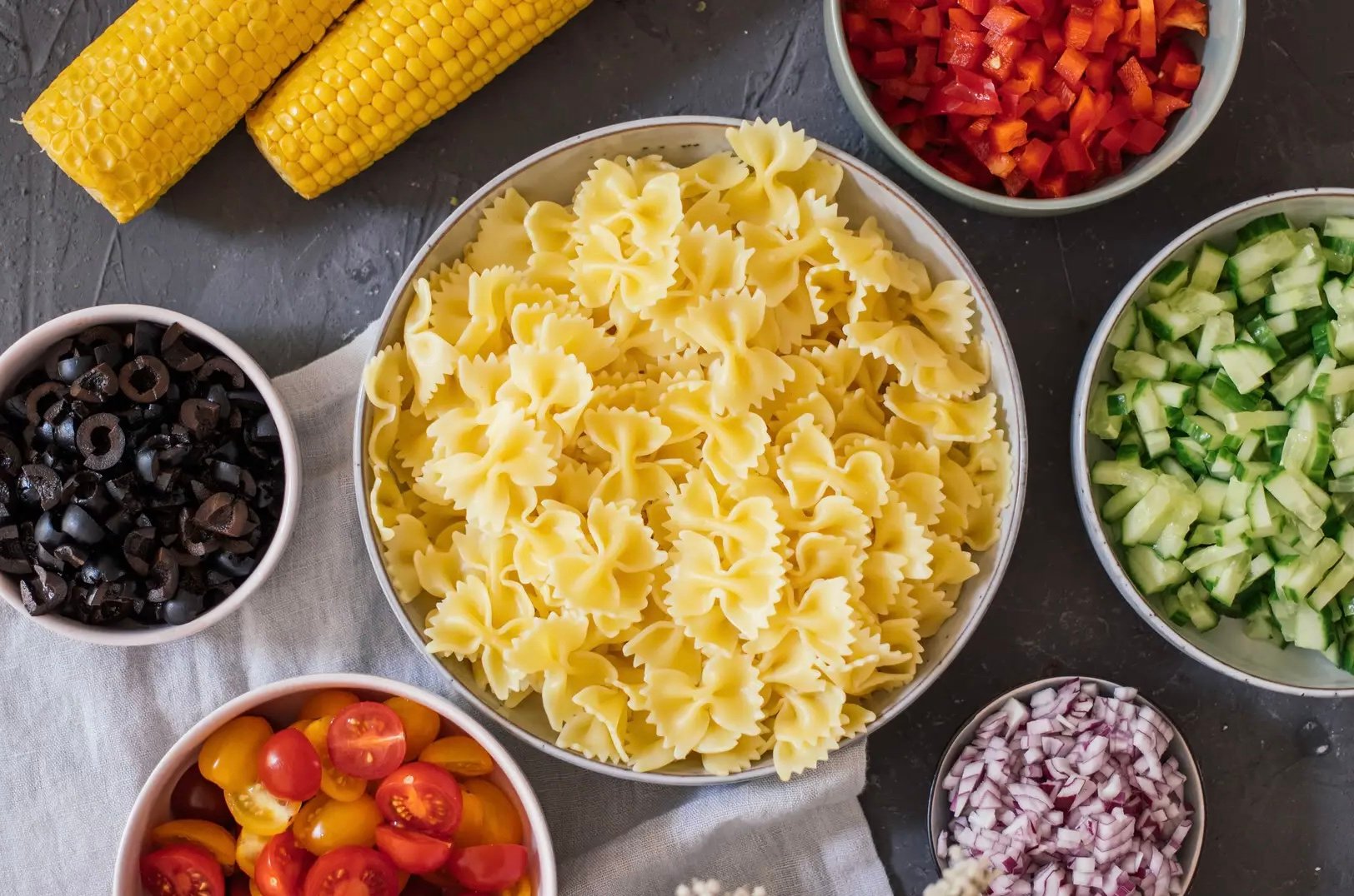 gekochte Pasta die zu einem Nudelsalat verarbeitet wird