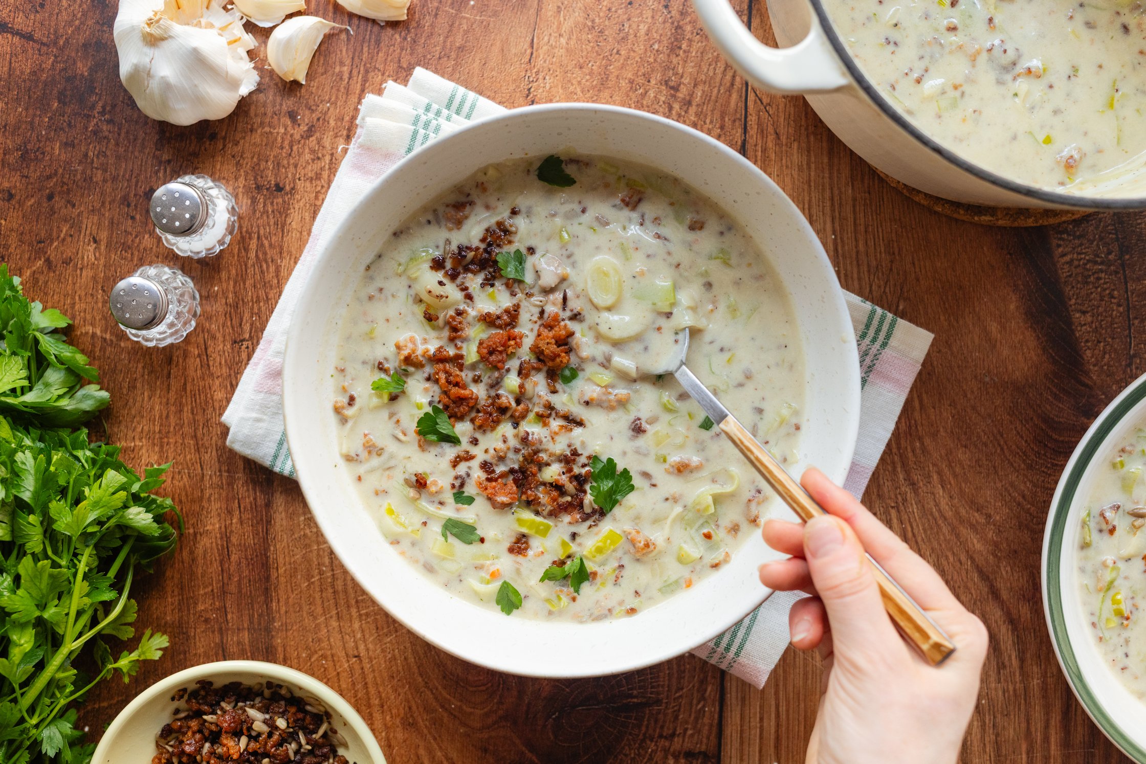 vegane Käse-Lauch-Suppe in einer Schüssel