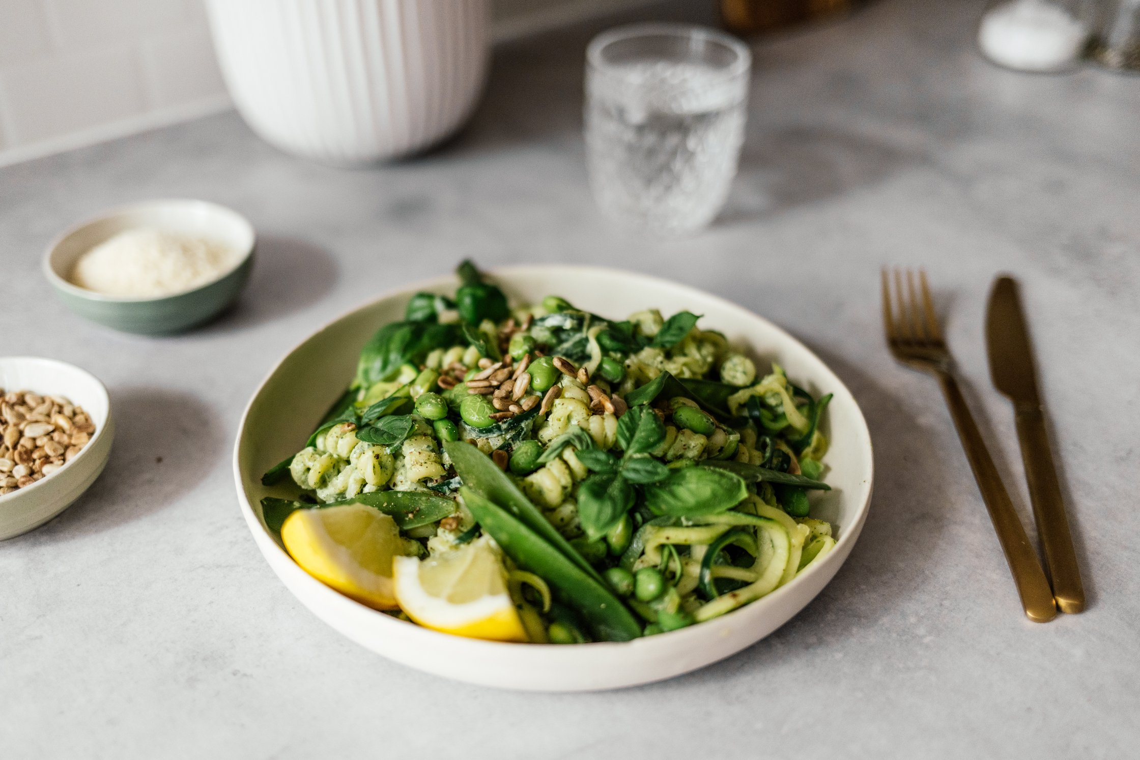 vegane Green Goddess Pasta auf einem Teller angerichtet