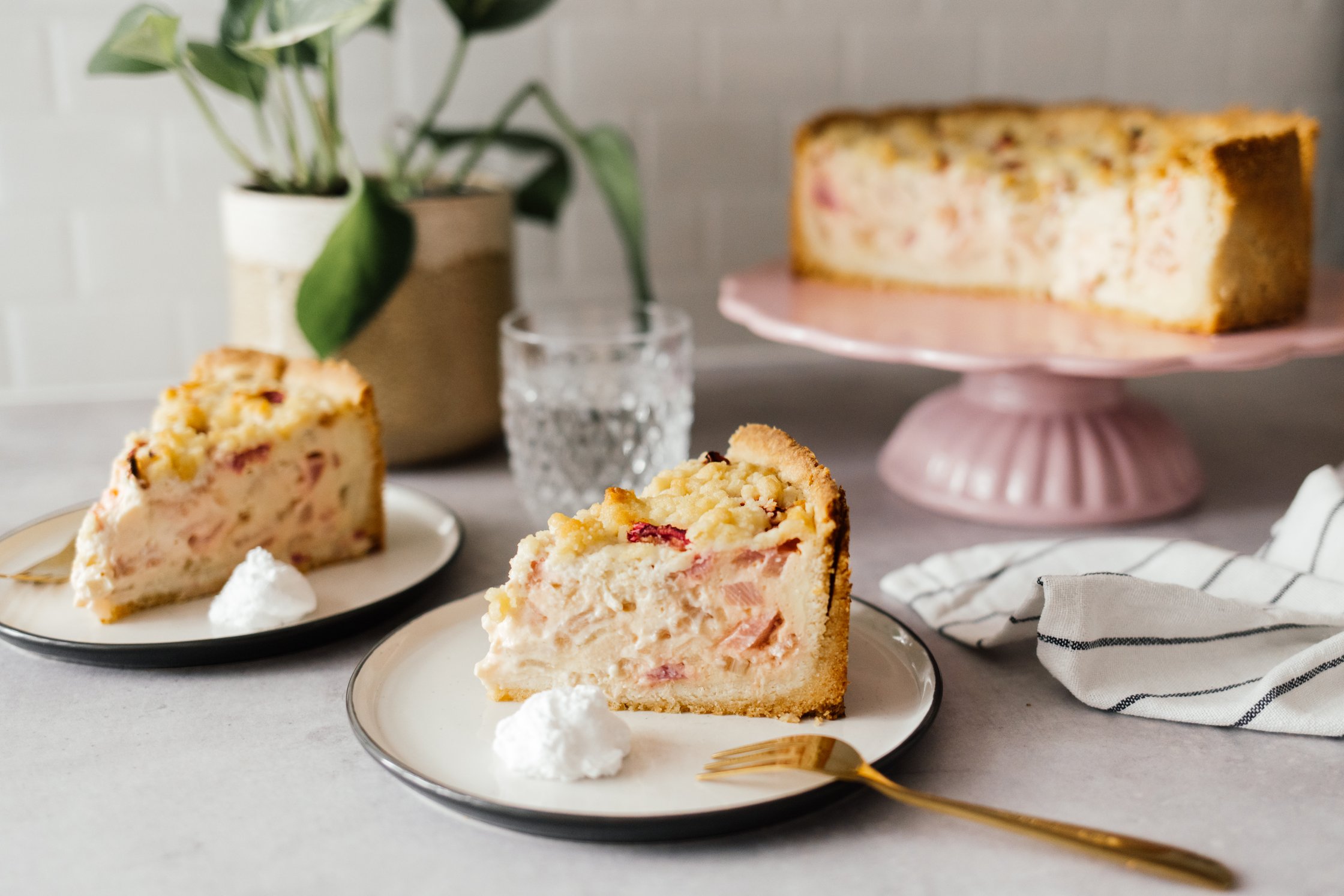 veganer Rhabarber-Quark-Streuselkuchen auf Tellern angerichtet