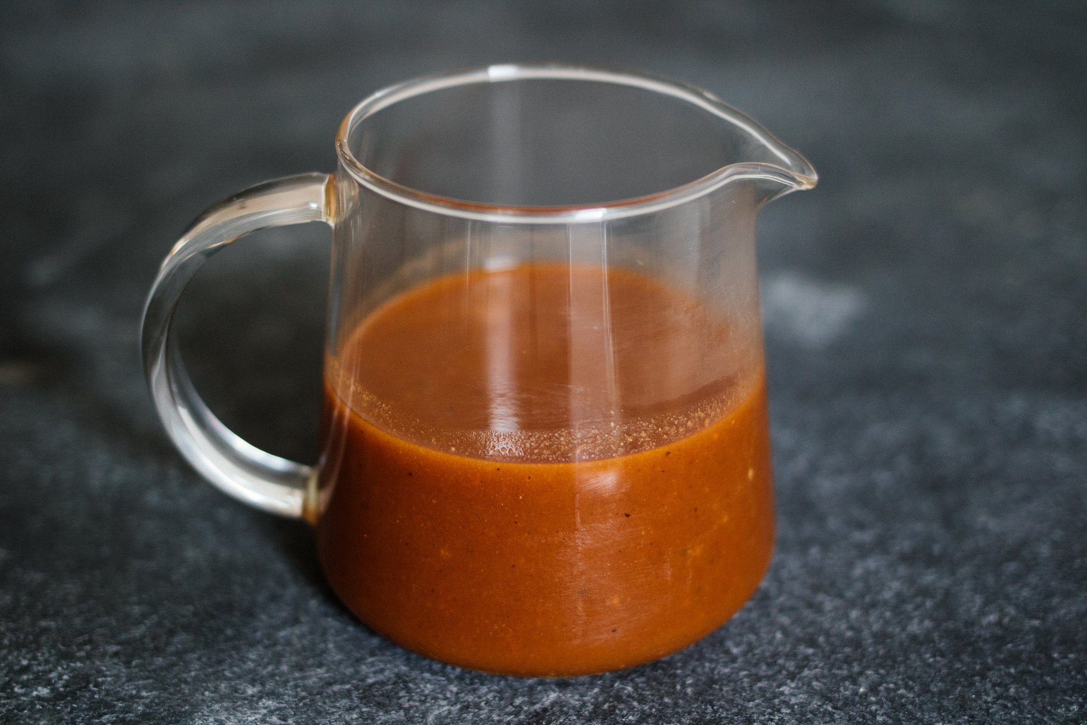 Vegane Bratensauce in einer Glaskanne