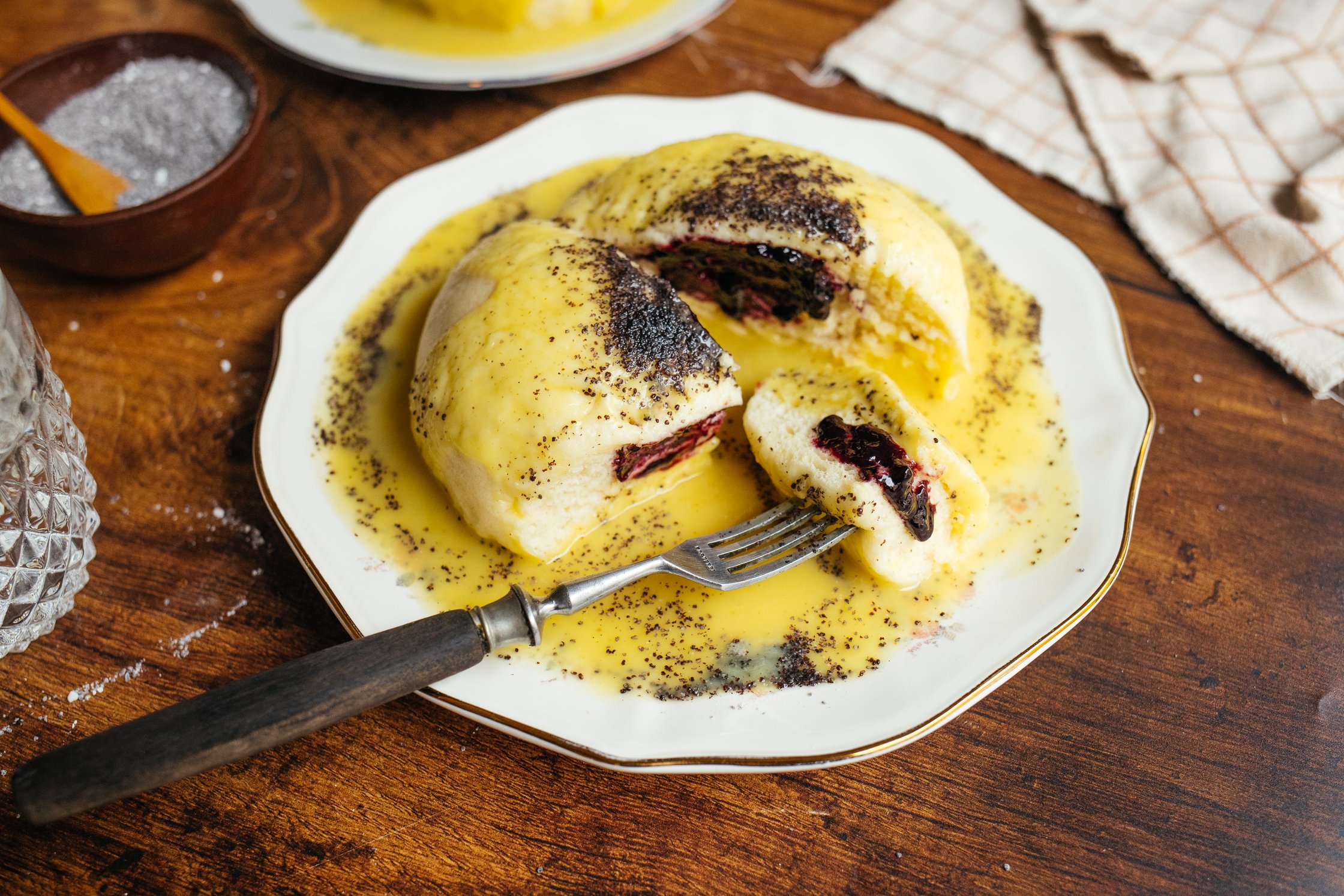 vegane Germknödel gefüllt mit Mus und Vanillesoße