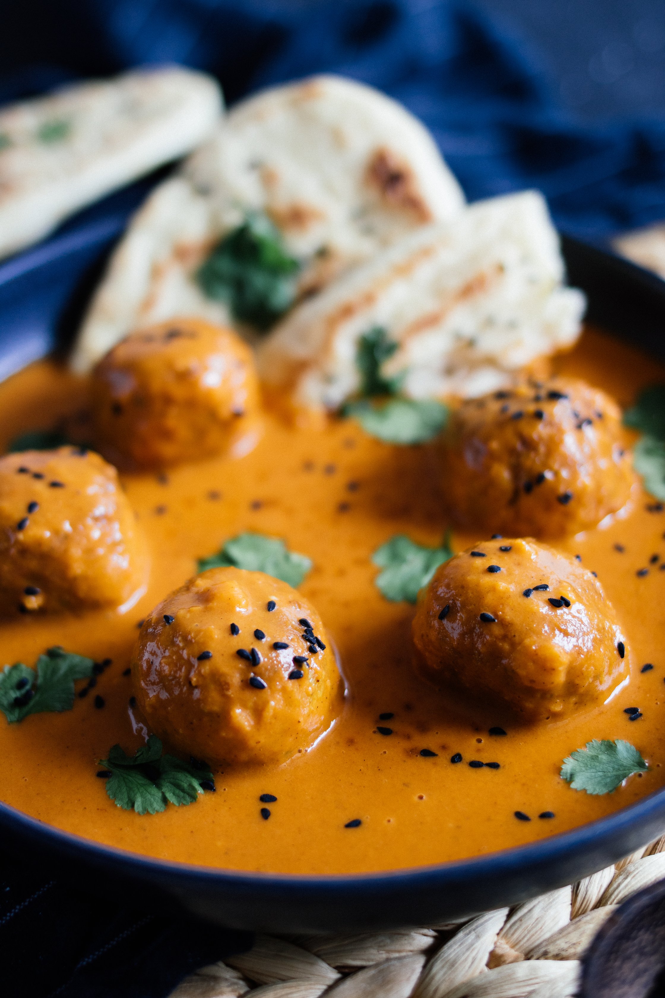 Falafelbällchen mit Currysauce