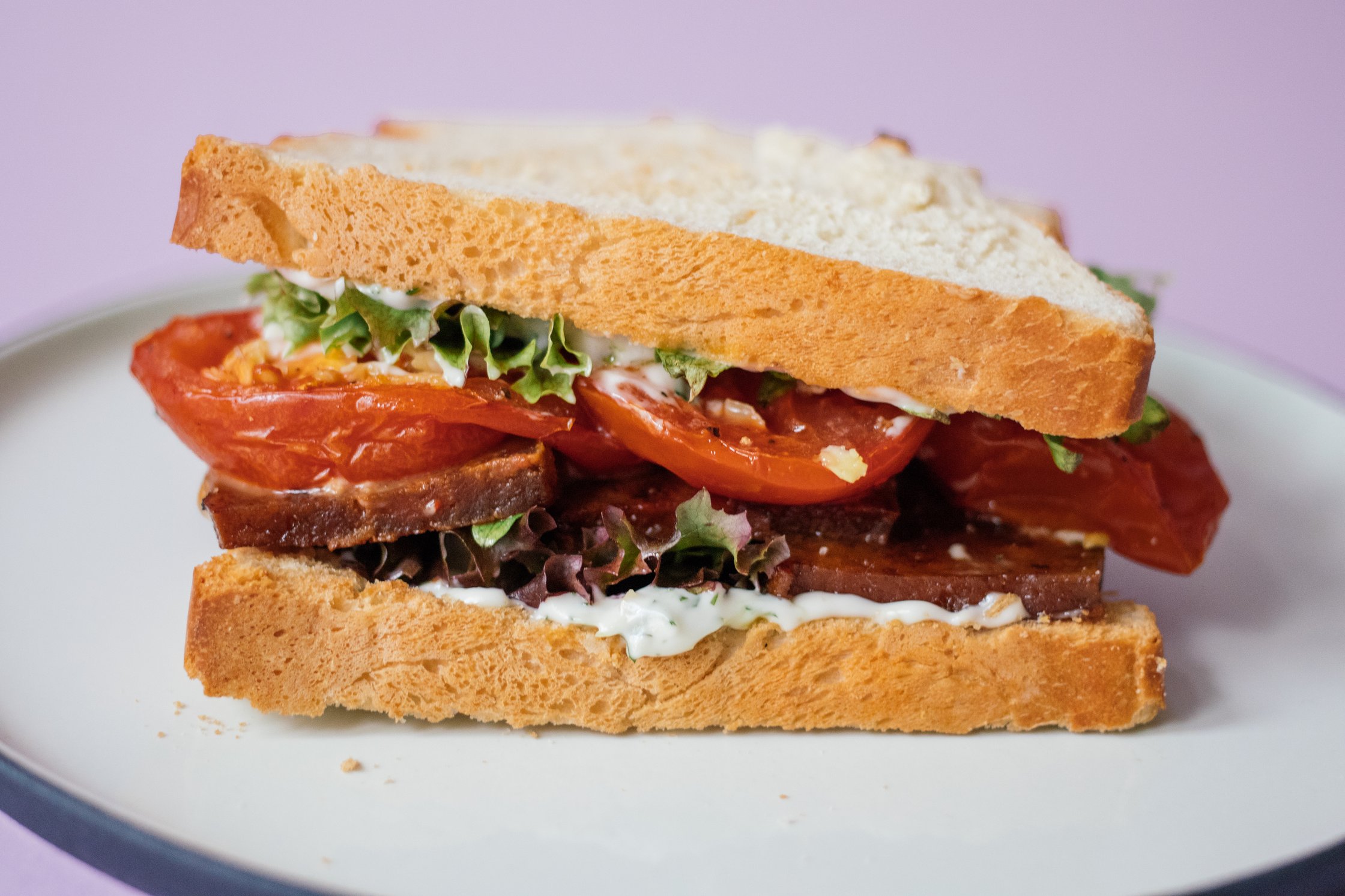 nahaufnahme von veganem BLT sandwich