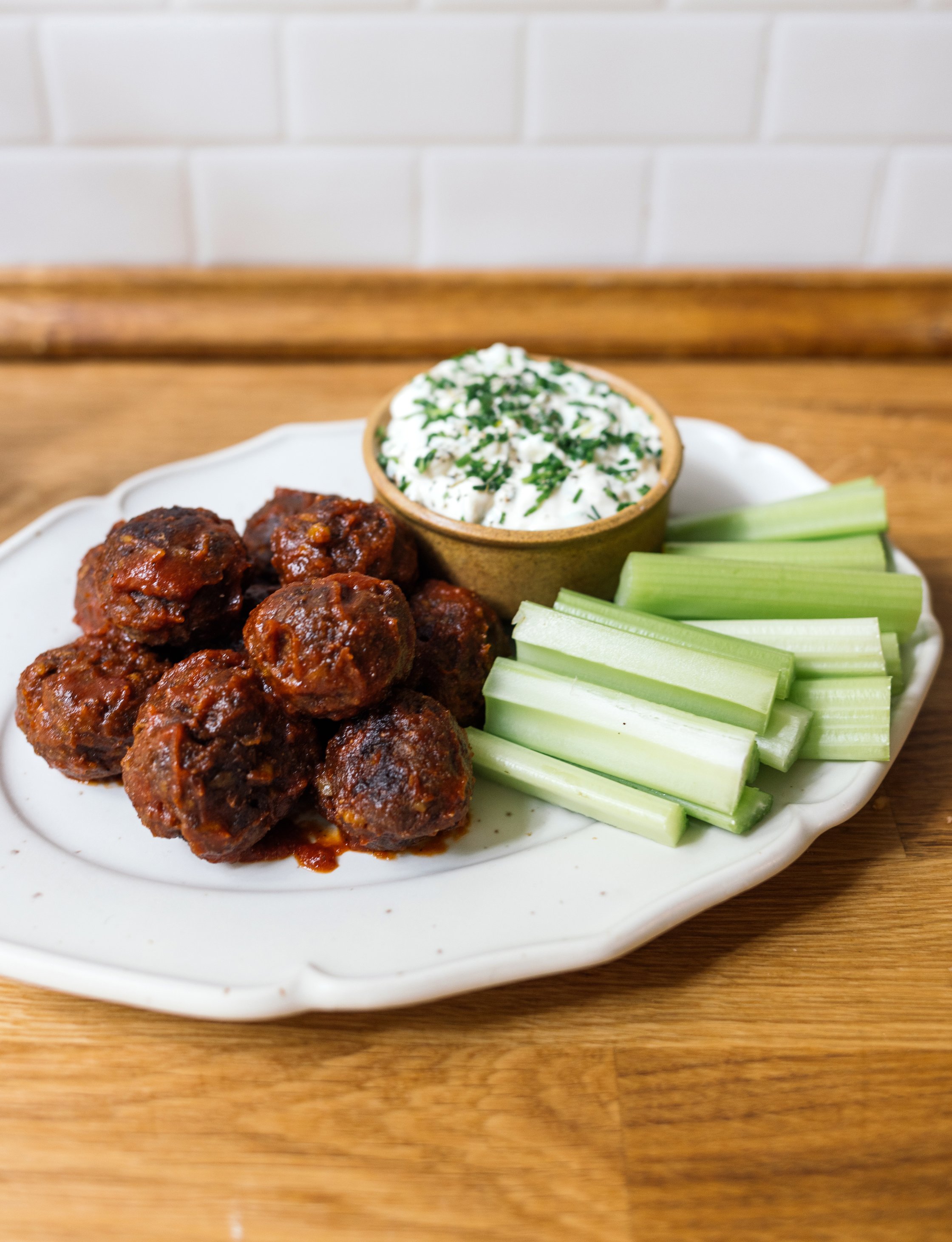 Vegane Buffalo Meatballs mit stangensellerie und schnittlauch-Dip