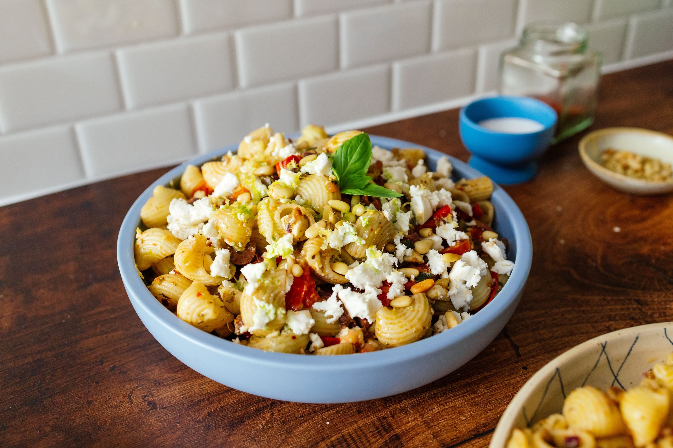 veganer Nudelsalat à la Ratatouille mit veganem Feta in einer Schale