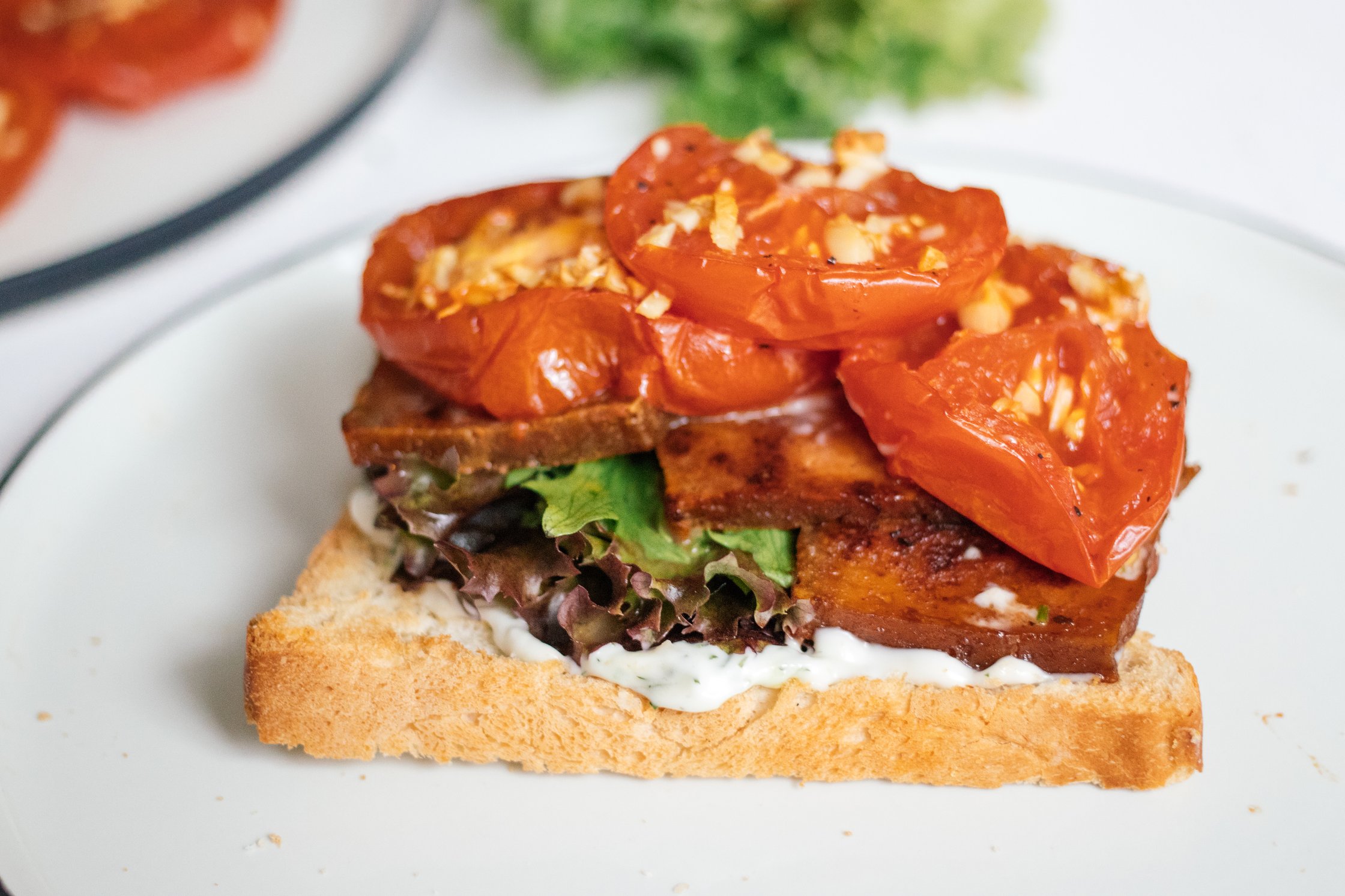 offenes veganes BLT sandwich