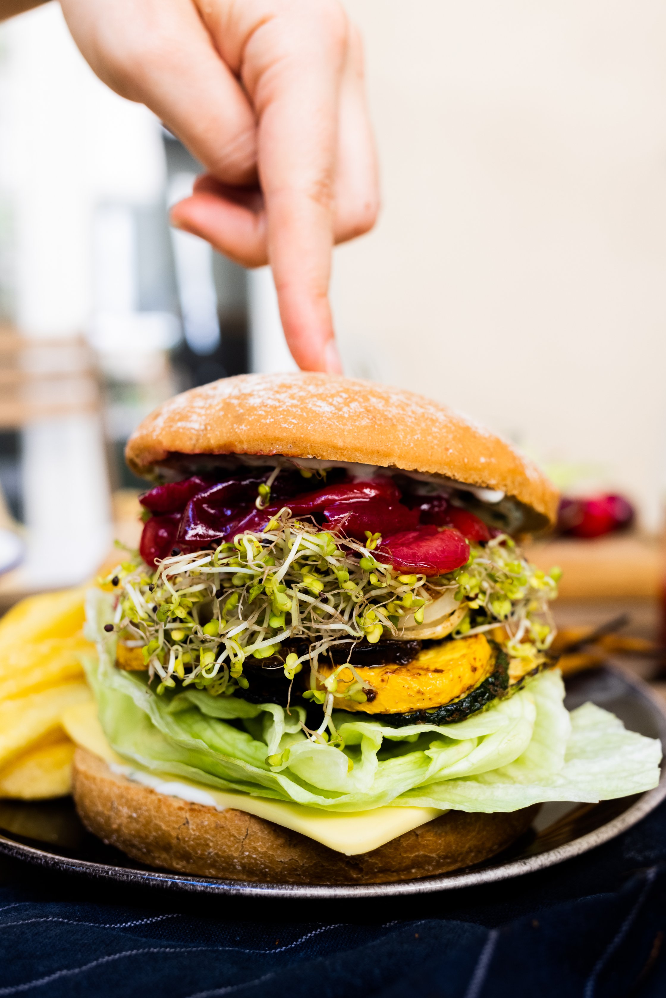 Vegane Grillgemüseburger auf einem Teller mit Pommes Fritten