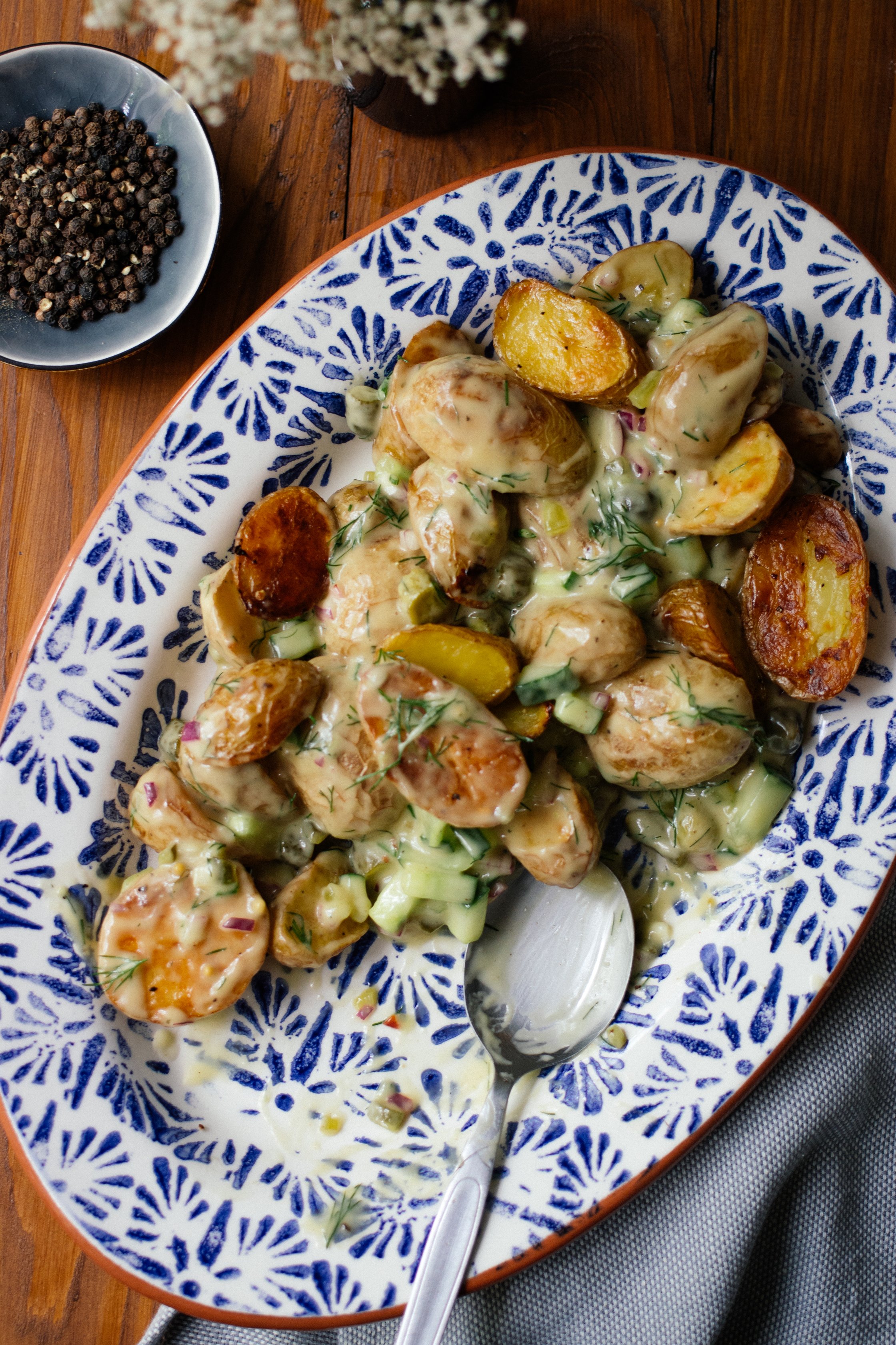 veganer kartoffelsalat angerichtet