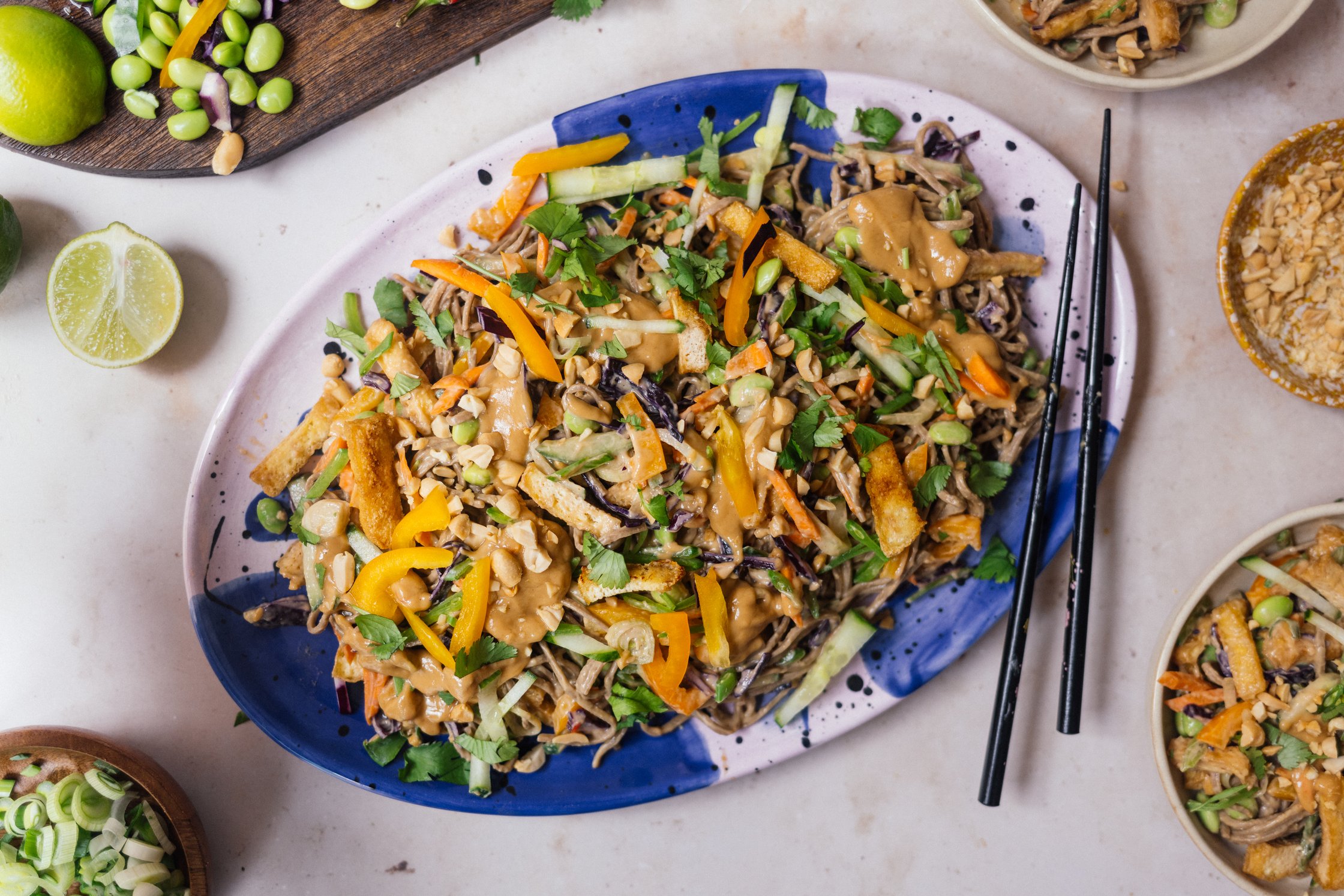 Veganer Soba-Sommerrollen-Salat auf einem großen teller
