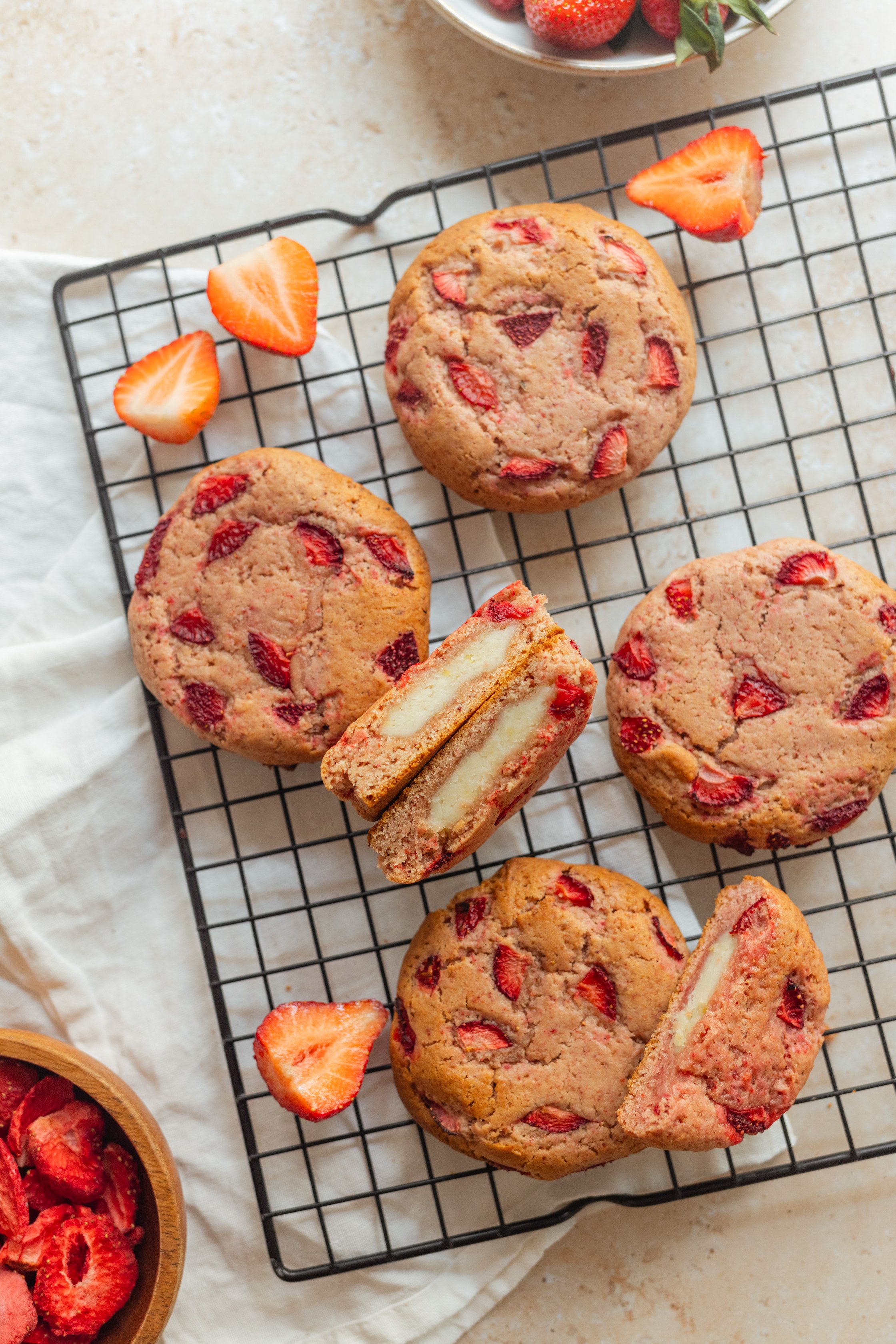 Strawberry Cheesecake Cookies auf einem Gitter