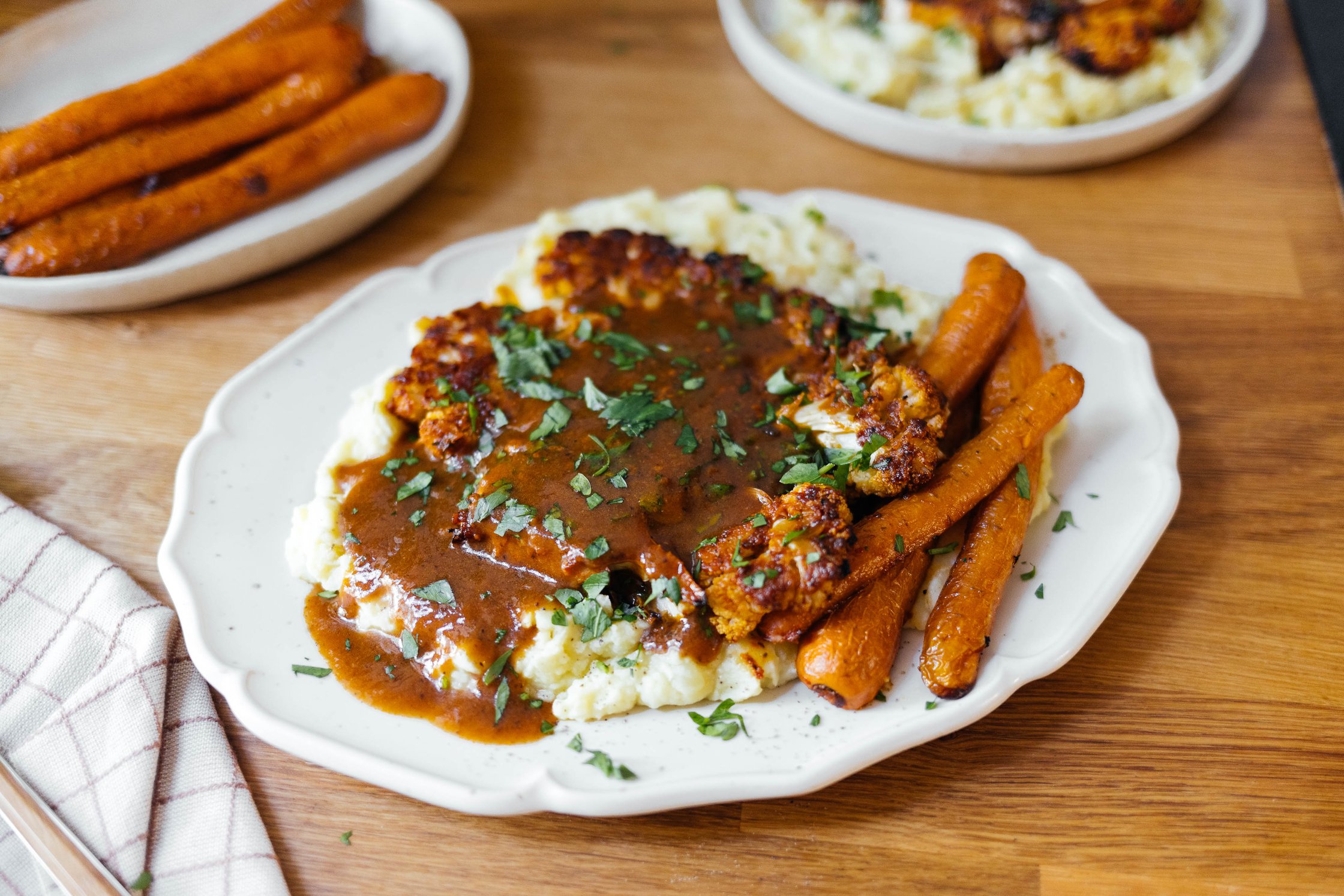 gebackener Blumenkohl mit Kartoffelbrei und veganer Bratensoße
